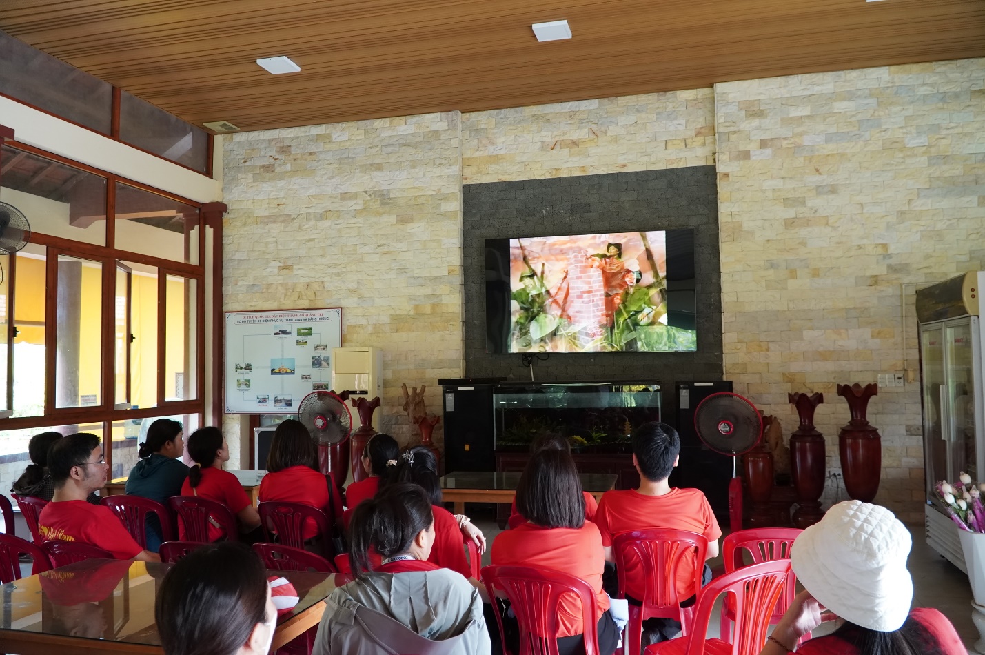 H&agrave;ng ngh&igrave;n du kh&aacute;ch đến d&acirc;ng hương tại Th&agrave;nh cổ Quảng Trị dịp 27/7- Ảnh 6.