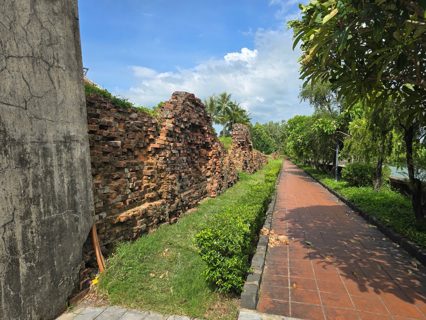 H&agrave;ng ngh&igrave;n du kh&aacute;ch đến d&acirc;ng hương tại Th&agrave;nh cổ Quảng Trị dịp 27/7- Ảnh 8.