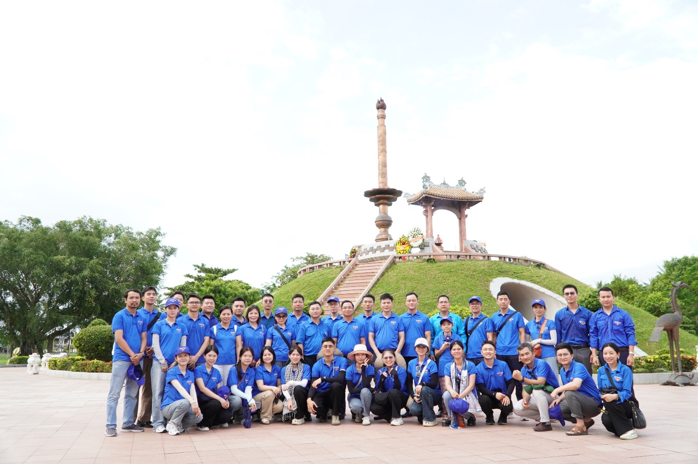 H&agrave;ng ngh&igrave;n du kh&aacute;ch đến d&acirc;ng hương tại Th&agrave;nh cổ Quảng Trị dịp 27/7- Ảnh 9.