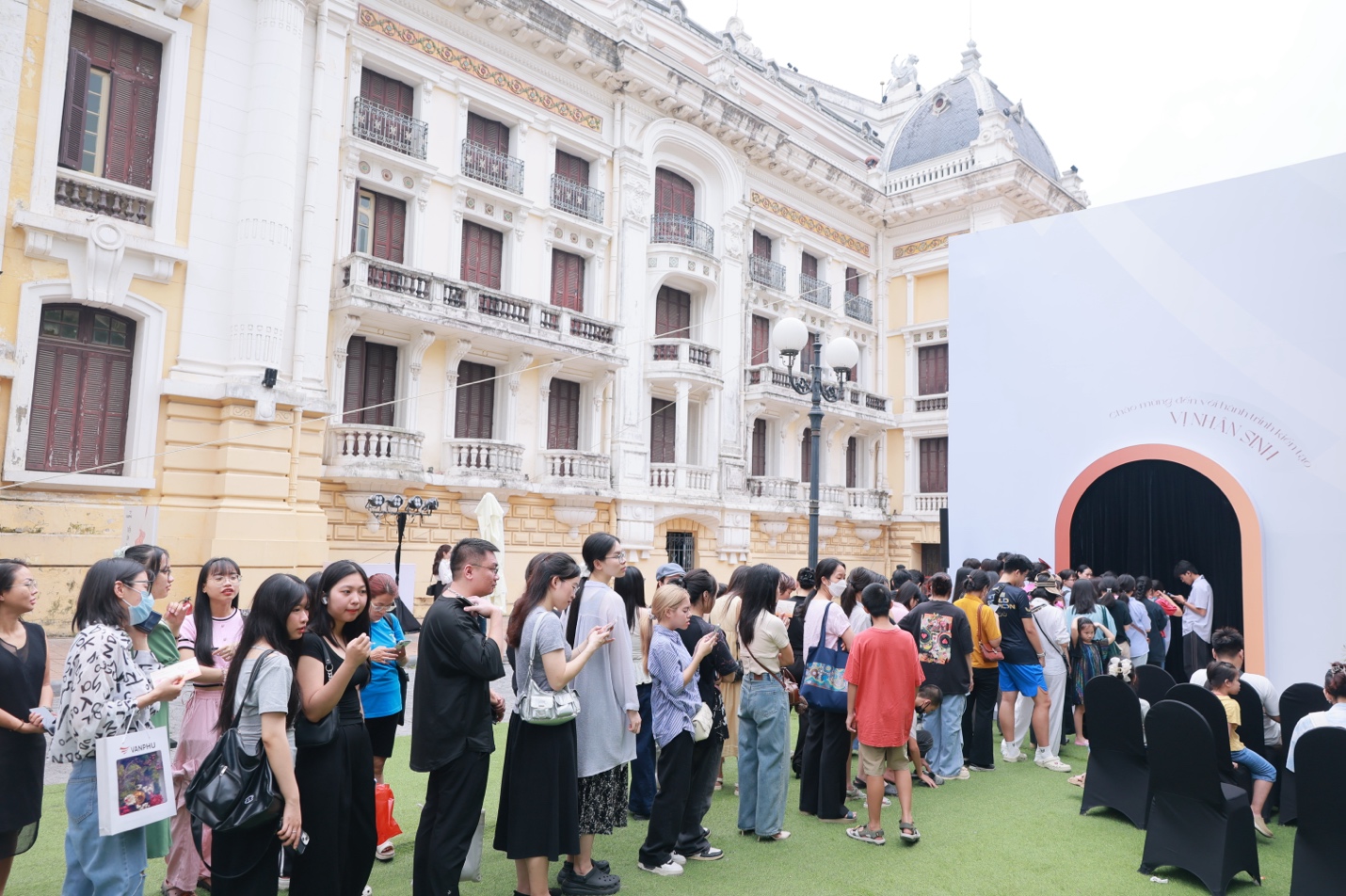 Giới trẻ Hà Nội háo hức với trải nghiệm mới mẻ tại triển lãm “Chạm vị nhân sinh"- Ảnh 1. Giới trẻ Hà Nội háo hức với trải nghiệm mới mẻ tại triển lãm “Chạm vị nhân sinh"- Ảnh 1.