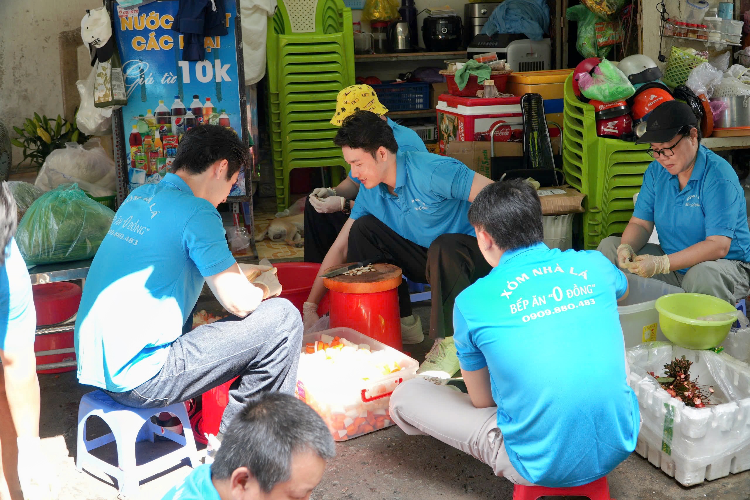 Top 3 Mr World Vietnam 2024 c&ugrave;ng v&agrave;o bếp, chuẩn bị hơn 500 suất ăn gửi bệnh viện- Ảnh 3.