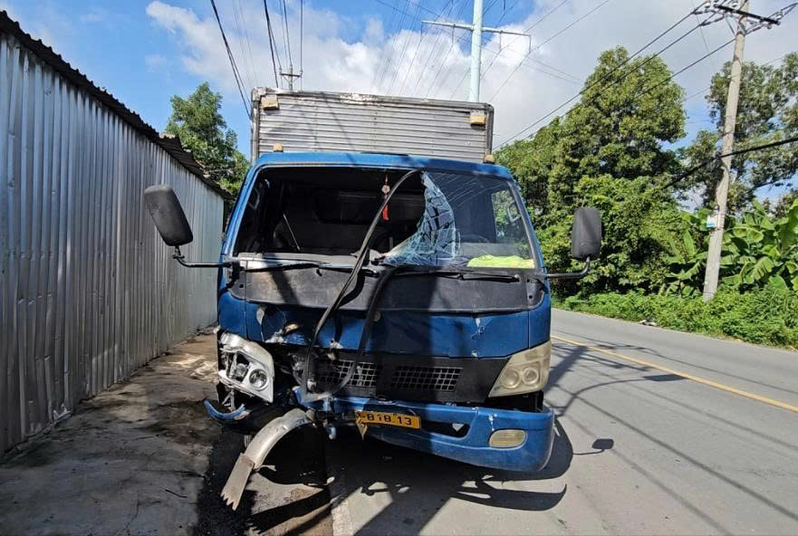 Tai nạn liên hoàn giữa xe tải với xe máy, xe ba gác khiến hai người bị thương nặng- Ảnh 1. Tai nạn liên hoàn giữa xe tải với xe máy, xe ba gác khiến hai người bị thương nặng- Ảnh 1.