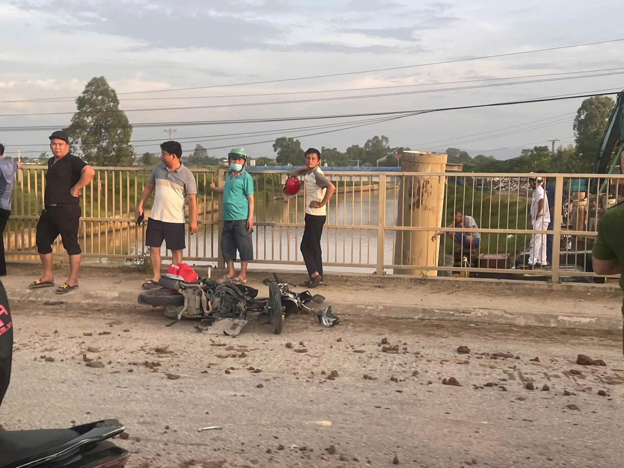 Ô tô tông loạt xe máy rồi lao xuống sông, nhiều người bị thương và mất tích- Ảnh 2. Ô tô tông loạt xe máy rồi lao xuống sông, nhiều người bị thương và mất tích- Ảnh 2.