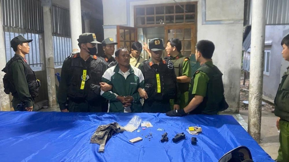 L&atilde;nh đạo C&ocirc;ng an L&acirc;m Đồng thăm hỏi trung t&aacute; c&ocirc;ng an bị bắn trọng thương khi l&agrave;m nhiệm vụ- Ảnh 2.