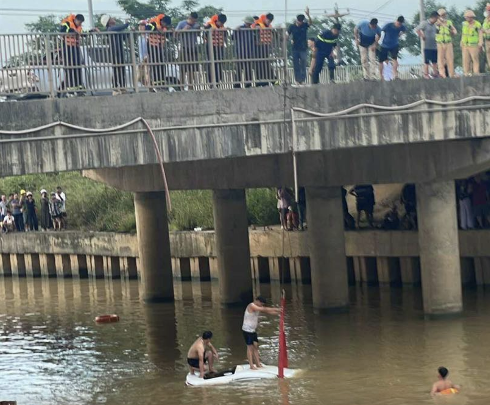 Lực lượng chức năng trục vớt &ocirc; t&ocirc; v&agrave; t&igrave;m kiếm người mất t&iacute;ch.