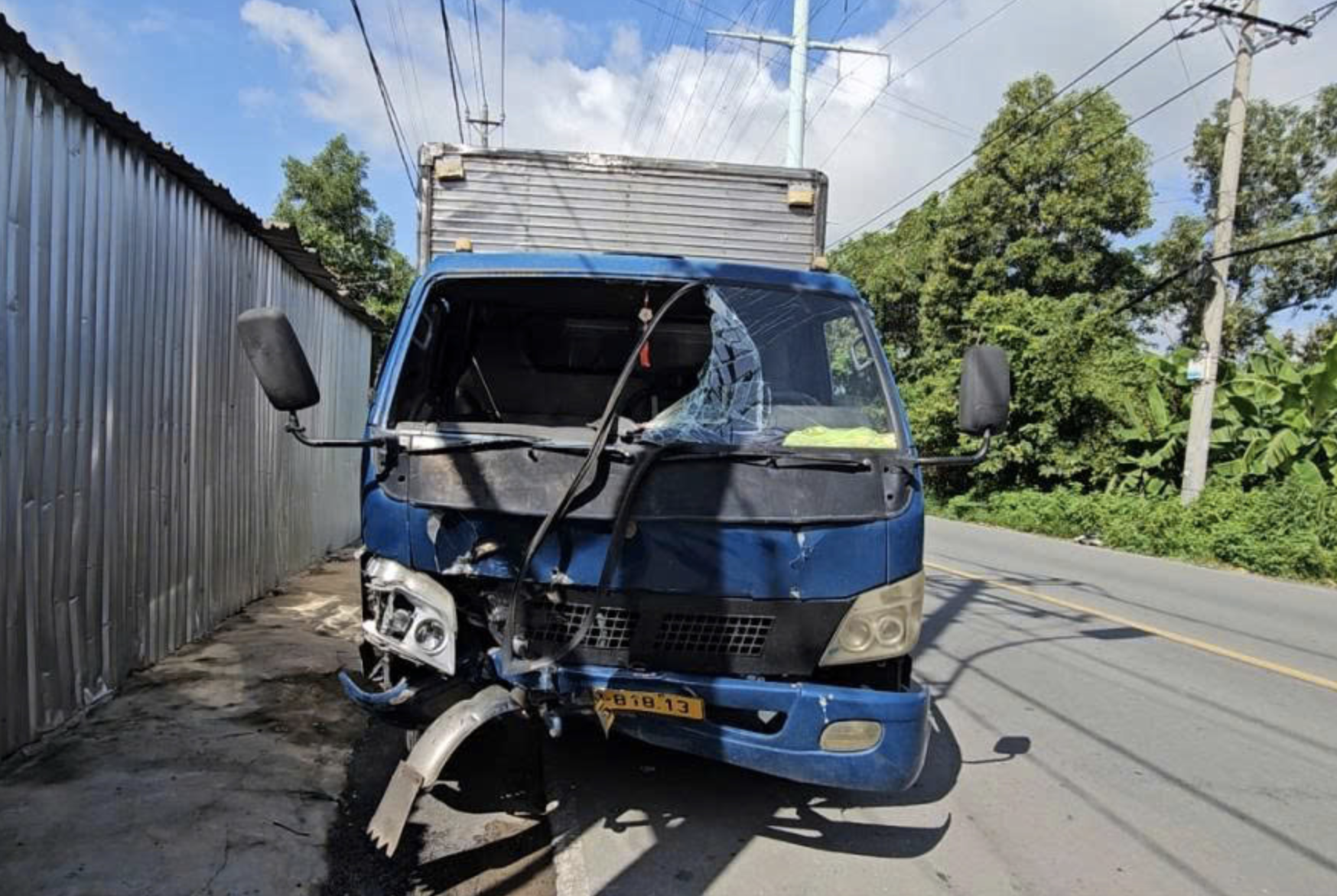 Xe tải hư hỏng nặng phần đầu sau vụ va chạm li&ecirc;n ho&agrave;n.