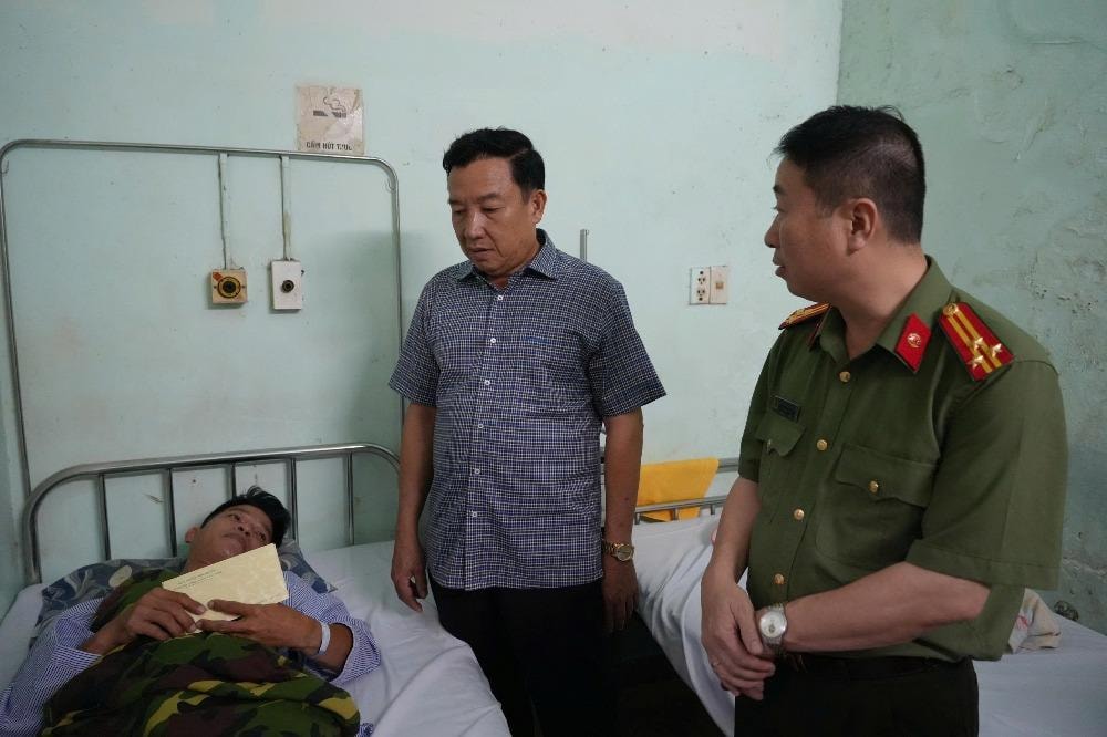 L&atilde;nh đạo C&ocirc;ng an L&acirc;m Đồng thăm hỏi trung t&aacute; c&ocirc;ng an bị bắn trọng thương khi l&agrave;m nhiệm vụ- Ảnh 1.