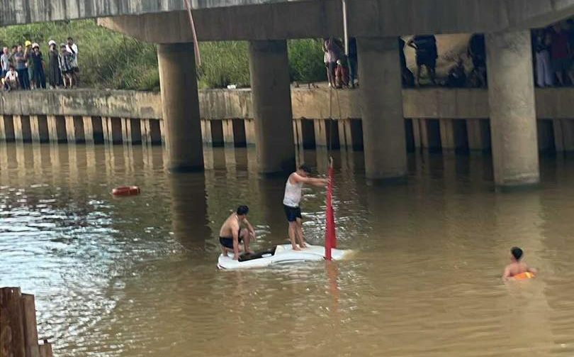 Chia sẻ nỗi đau với gia đình các nạn nhân vụ ô tô đâm nhiều xe máy, 3 người chết ở Nghệ An- Ảnh 4. Chia sẻ nỗi đau với gia đình các nạn nhân vụ ô tô đâm nhiều xe máy, 3 người chết ở Nghệ An- Ảnh 4.