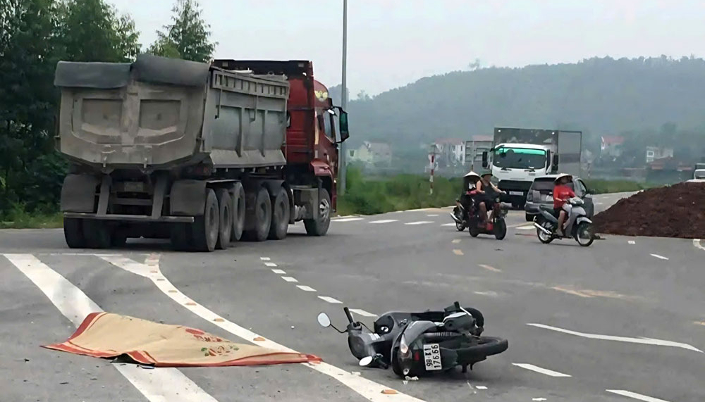 Bắc Ninh: Xe đầu k&eacute;o chuyển hướng t&ocirc;ng người phụ nữ tử vong- Ảnh 1.