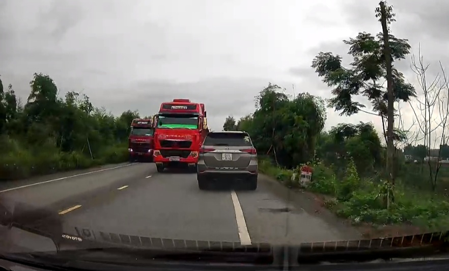 T&agrave;i xế bị phạt 5 triệu đồng, trừ 2 điểm GPLX v&igrave; lộ clip vượt ẩu l&ecirc;n mạng x&atilde; hội- Ảnh 1.