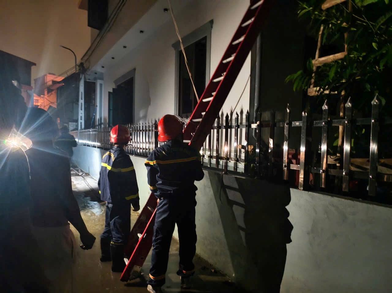 Hải Phòng: Cháy nhà trong đêm, bốn người trong cùng gia đình bị mắc kẹt- Ảnh 1. C:\Users\Admin\AppData\Local\Microsoft\Windows\INetCache\Content.Word\518315597_1182425593919804_5980692093135070502_n.jpg