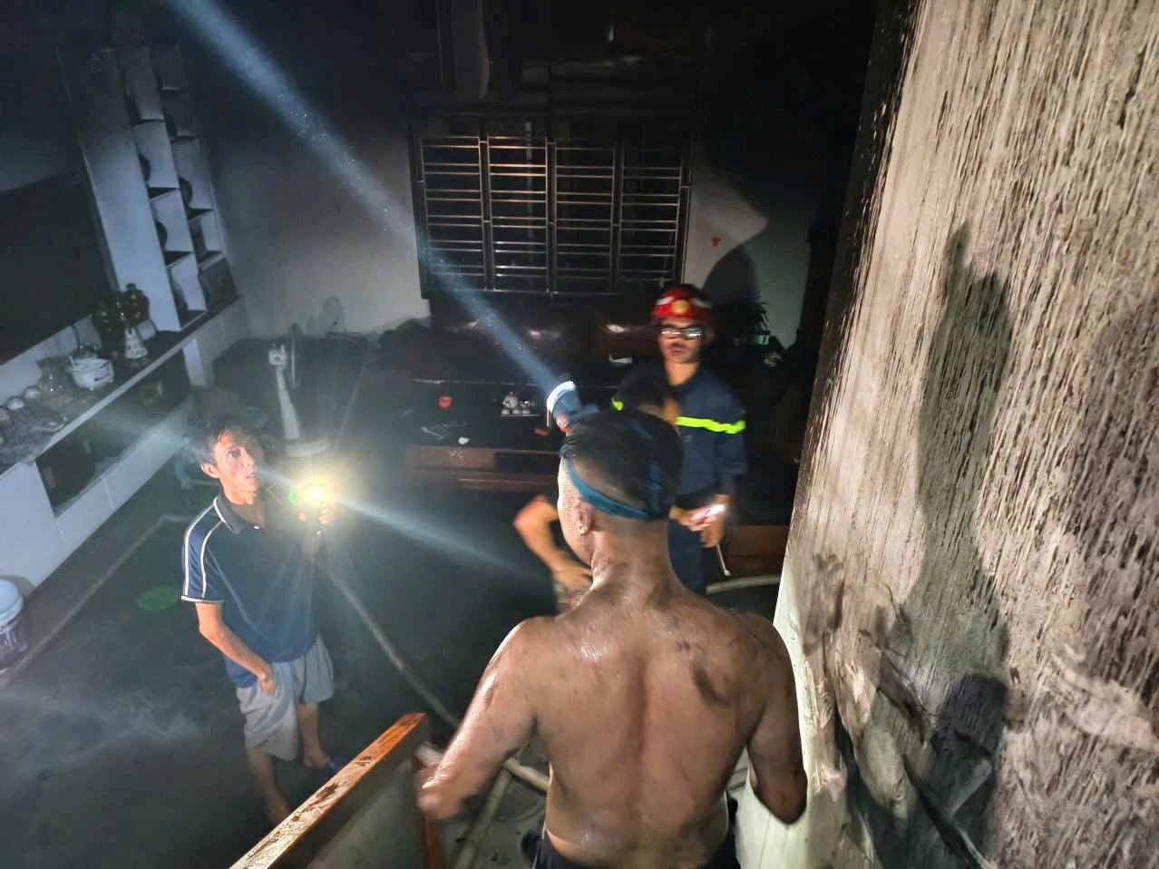 Hải Phòng: Cháy nhà trong đêm, bốn người trong cùng gia đình bị mắc kẹt- Ảnh 3. Hải Phòng: Cháy nhà trong đêm, bốn người trong cùng gia đình bị mắc kẹt- Ảnh 3.