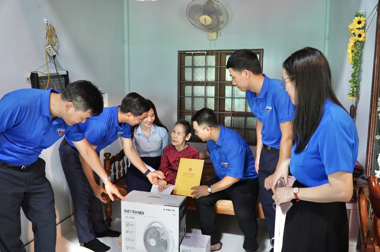 Đo&agrave;n thanh ni&ecirc;n Cục Gi&aacute;m định v&agrave; Viện Vật liệu x&acirc;y dựng tri &acirc;n c&ugrave;ng &ldquo;H&agrave;nh tr&igrave;nh đỏ"- Ảnh 2.