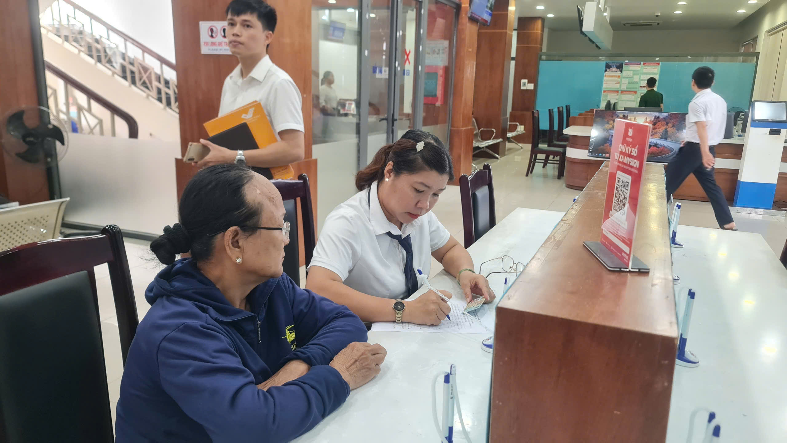 C&aacute;n bộ cấp phường ở TP Đ&agrave; Nẵng linh hoạt xử l&yacute; hồ sơ, đảm bảo kỷ luật, kỷ cương- Ảnh 1.