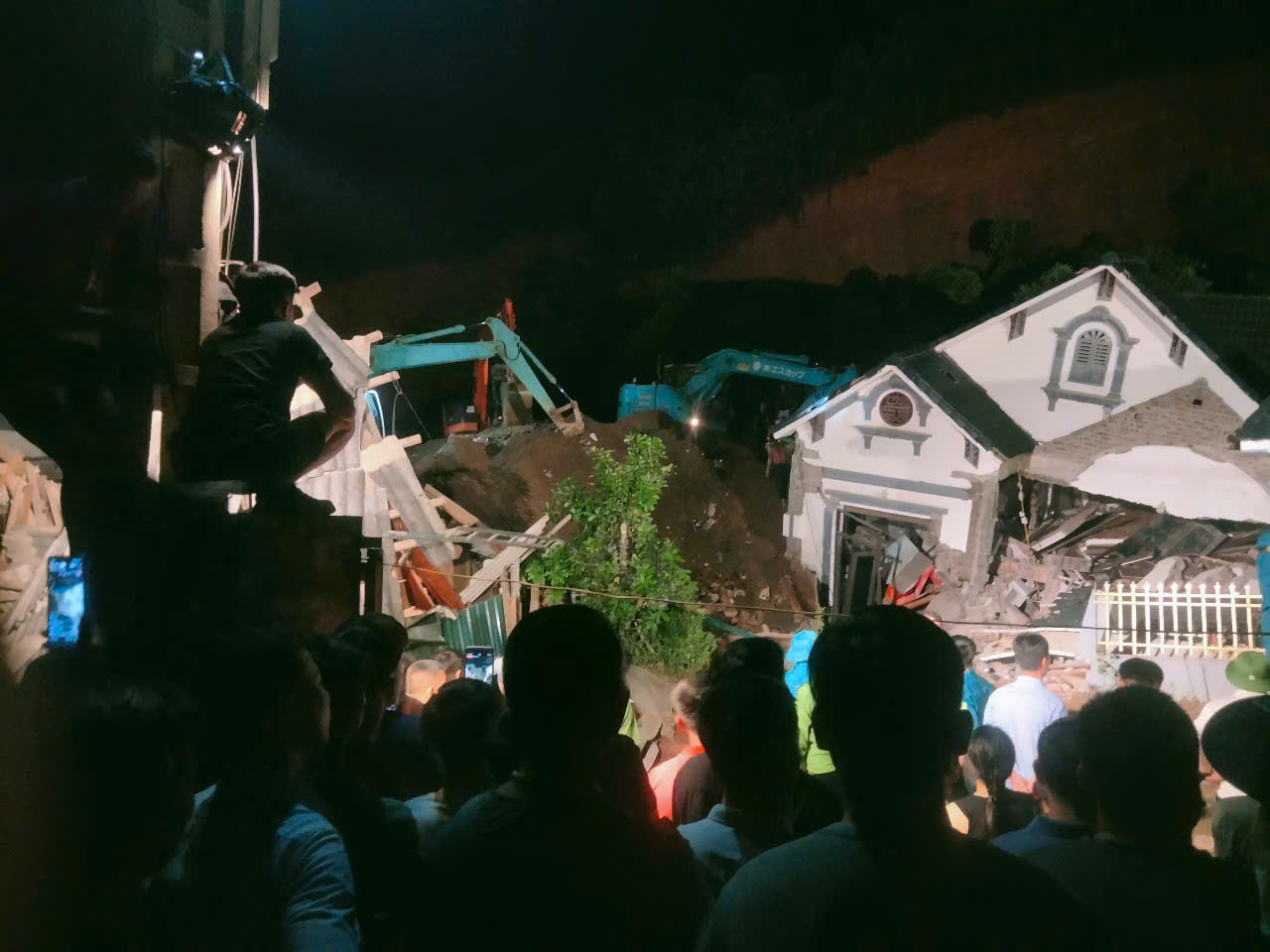 To&agrave;n cảnh vụ sạt lở đất ở L&agrave;o Cai l&agrave;m 2 người chết, 3 người bị thương- Ảnh 7.