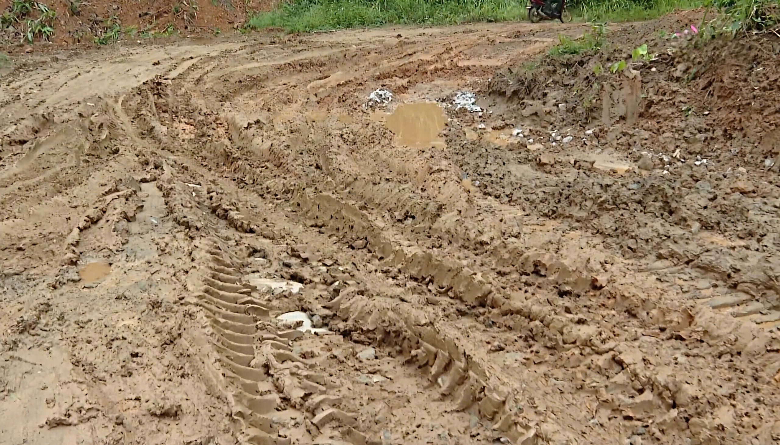 Nghệ An: Tuyến đường độc đạo v&ugrave;ng bi&ecirc;n Tam Th&aacute;i hư hỏng nặng, chờ sửa chữa- Ảnh 2.