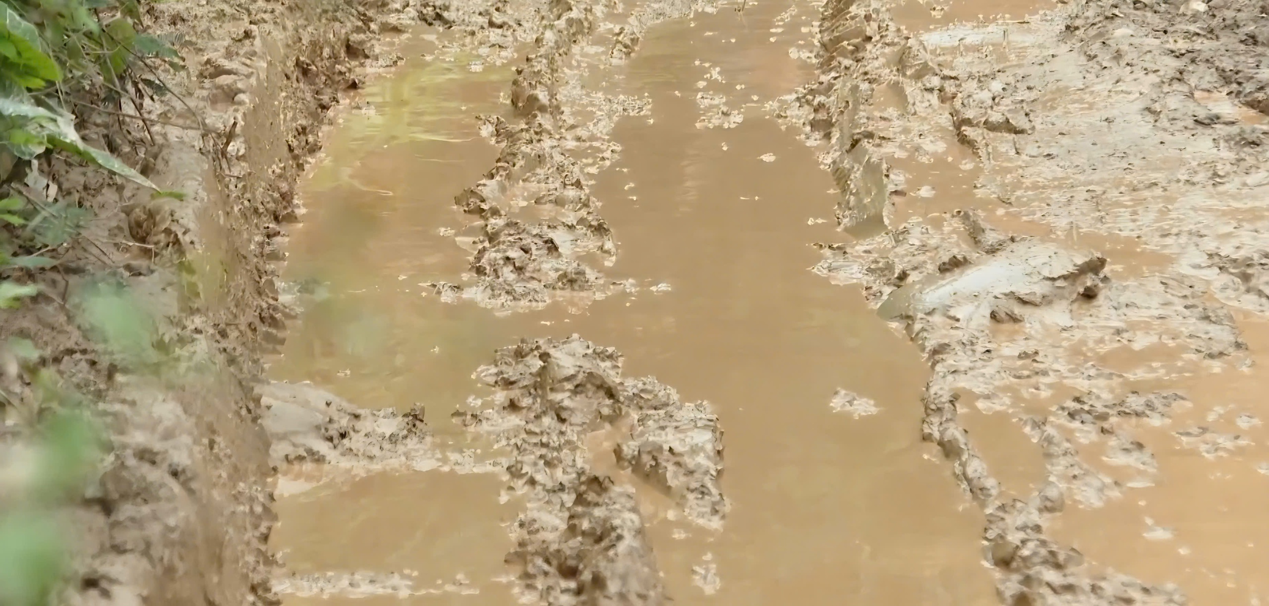 Nghệ An: Tuyến đường độc đạo v&ugrave;ng bi&ecirc;n Tam Th&aacute;i hư hỏng nặng, chờ sửa chữa- Ảnh 7.