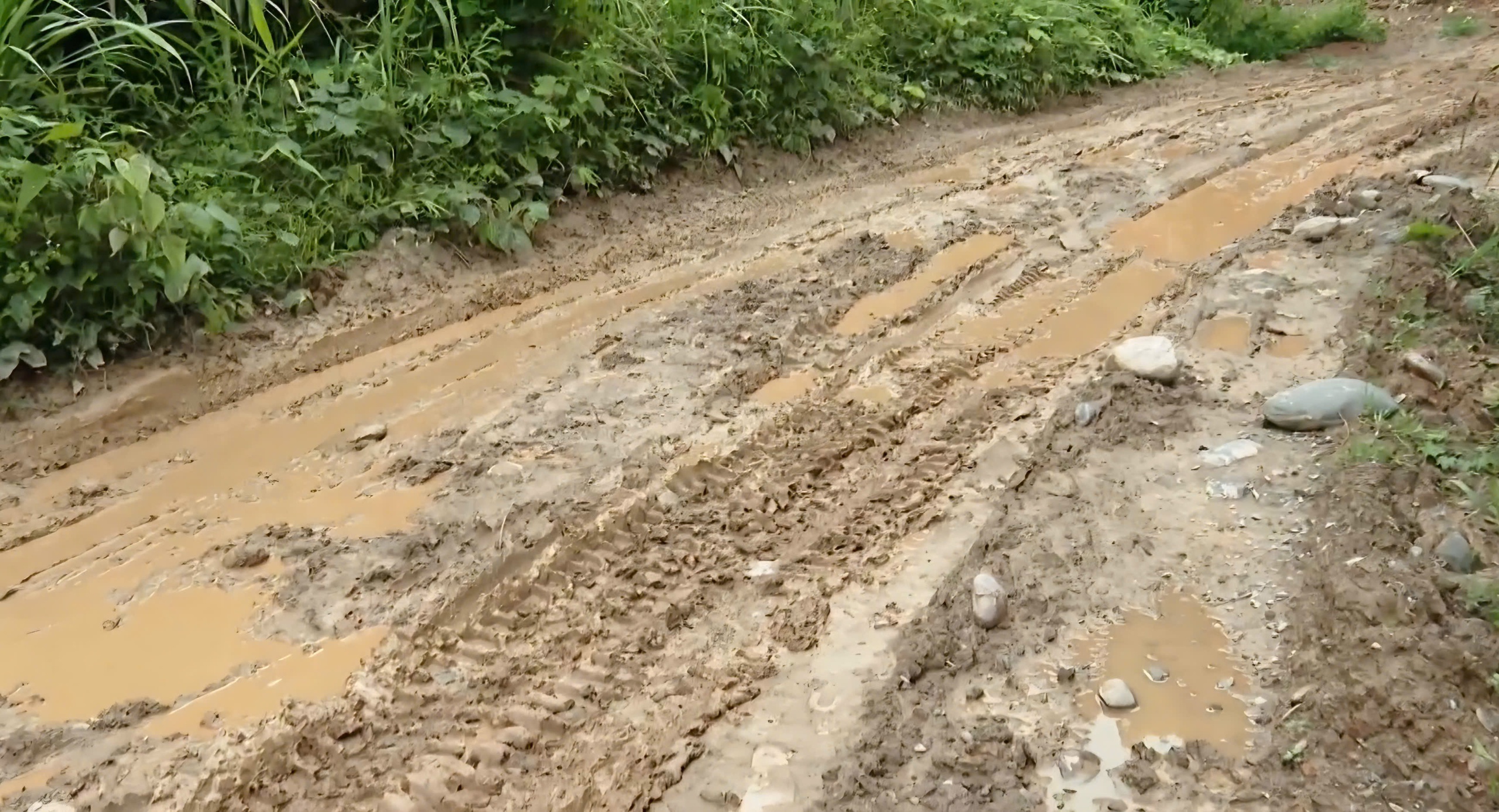 Nghệ An: Tuyến đường độc đạo v&ugrave;ng bi&ecirc;n Tam Th&aacute;i hư hỏng nặng, chờ sửa chữa- Ảnh 5.