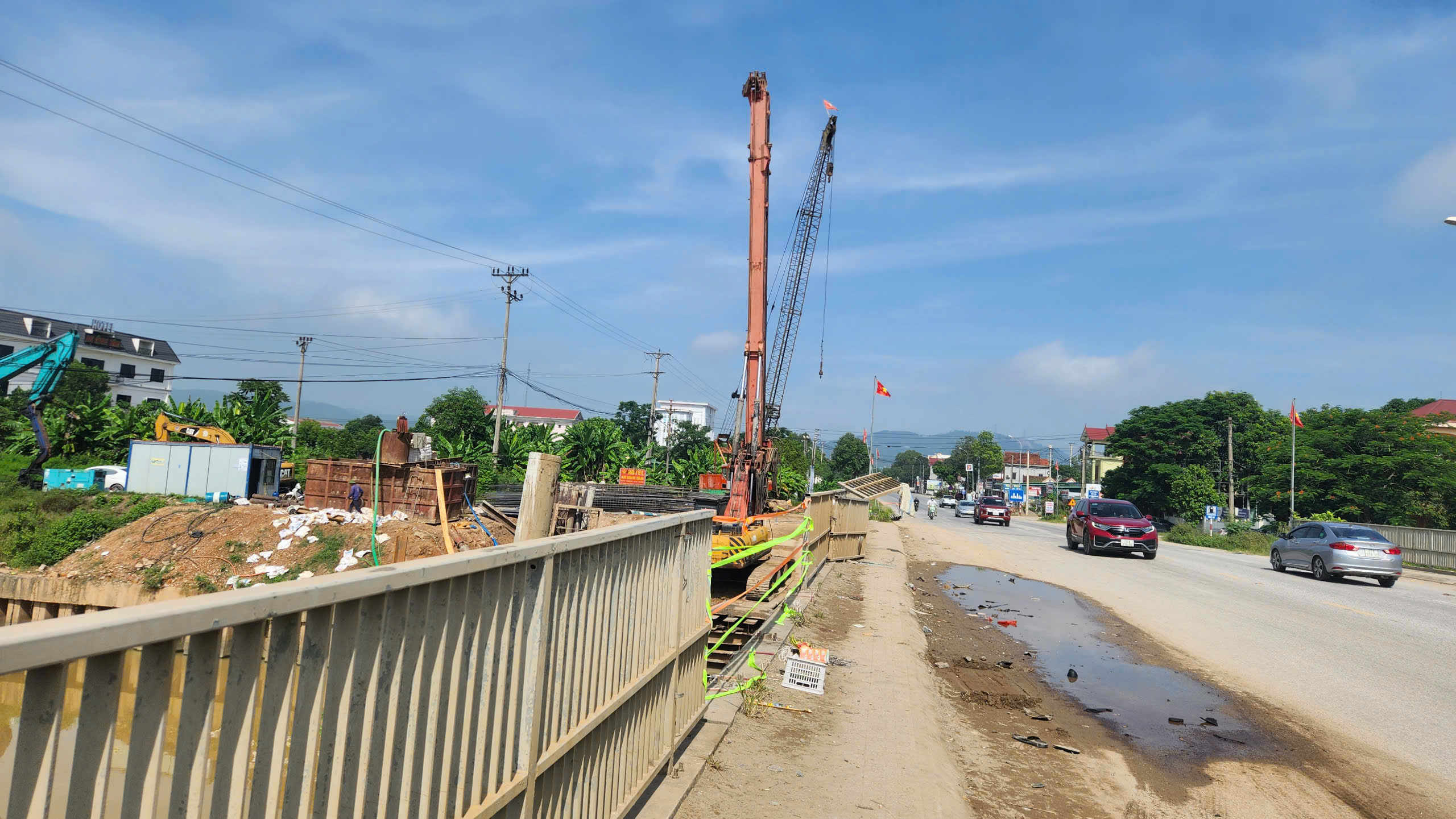 Chia sẻ nỗi đau với gia đình các nạn nhân vụ ô tô đâm nhiều xe máy, 3 người chết ở Nghệ An- Ảnh 3. Chia sẻ nỗi đau với gia đình các nạn nhân vụ ô tô đâm nhiều xe máy, 3 người chết ở Nghệ An- Ảnh 3.