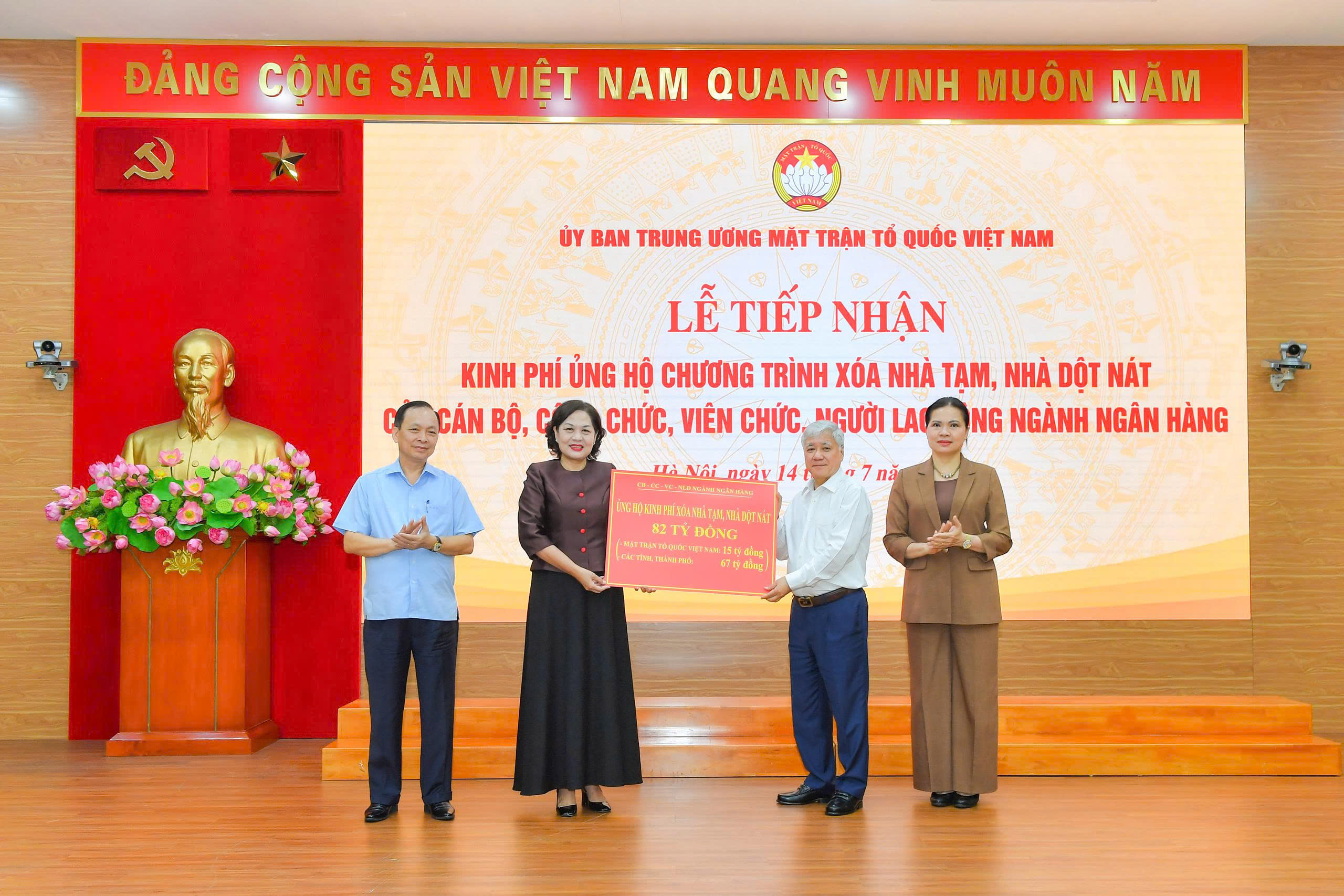 Ng&agrave;nh ng&acirc;n h&agrave;ng ủng hộ 82 tỷ đồng xo&aacute; nh&agrave; tạm, nh&agrave; dột n&aacute;t- Ảnh 1.