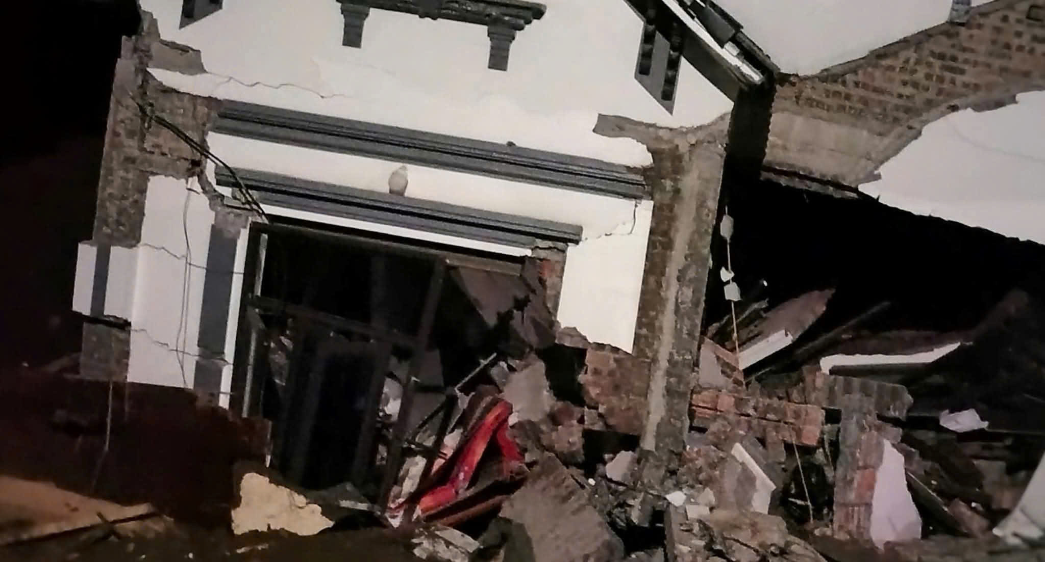 To&agrave;n cảnh vụ sạt lở đất ở L&agrave;o Cai l&agrave;m 2 người chết, 3 người bị thương- Ảnh 2.