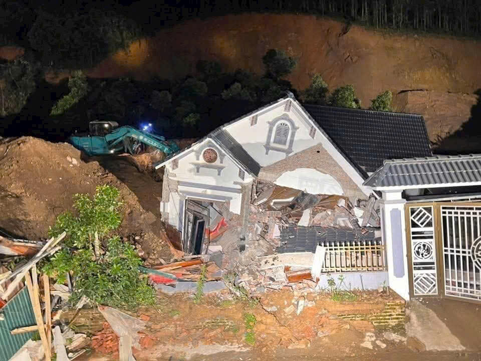 To&agrave;n cảnh vụ sạt lở đất ở L&agrave;o Cai l&agrave;m 2 người chết, 3 người bị thương- Ảnh 4.