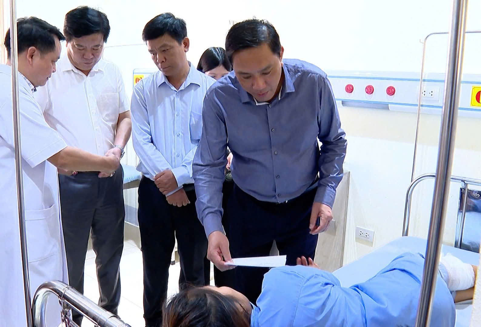 Hỗ trợ tiền cho c&aacute;c gia đ&igrave;nh c&oacute; người thiệt mạng, bị thương trong vụ sạt lở đất ở L&agrave;o Cai- Ảnh 2.