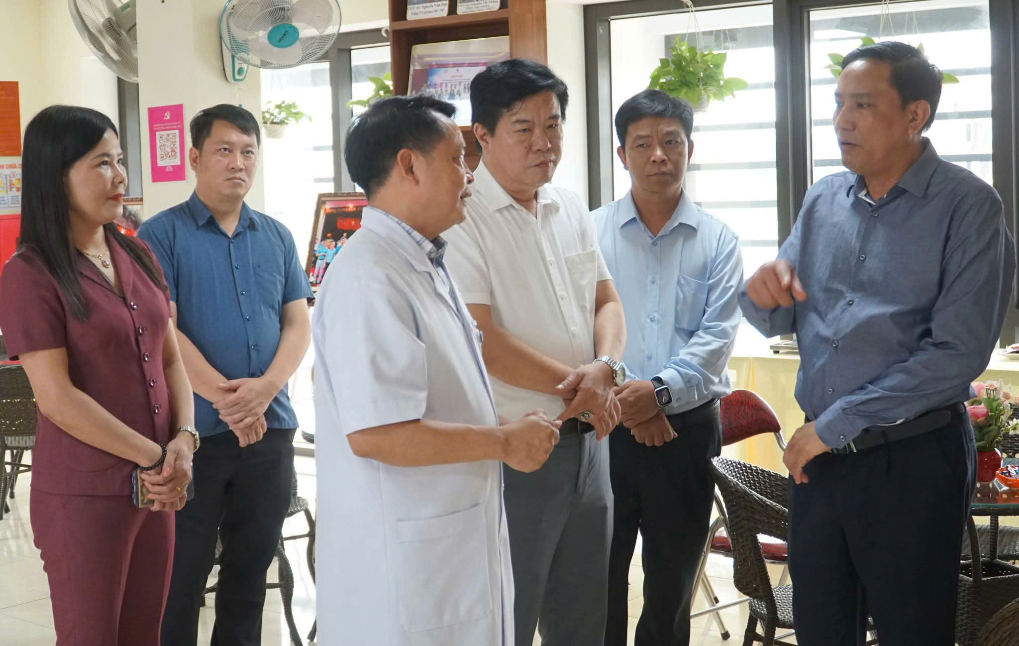 Hỗ trợ tiền cho c&aacute;c gia đ&igrave;nh c&oacute; người thiệt mạng, bị thương trong vụ sạt lở đất ở L&agrave;o Cai- Ảnh 3.