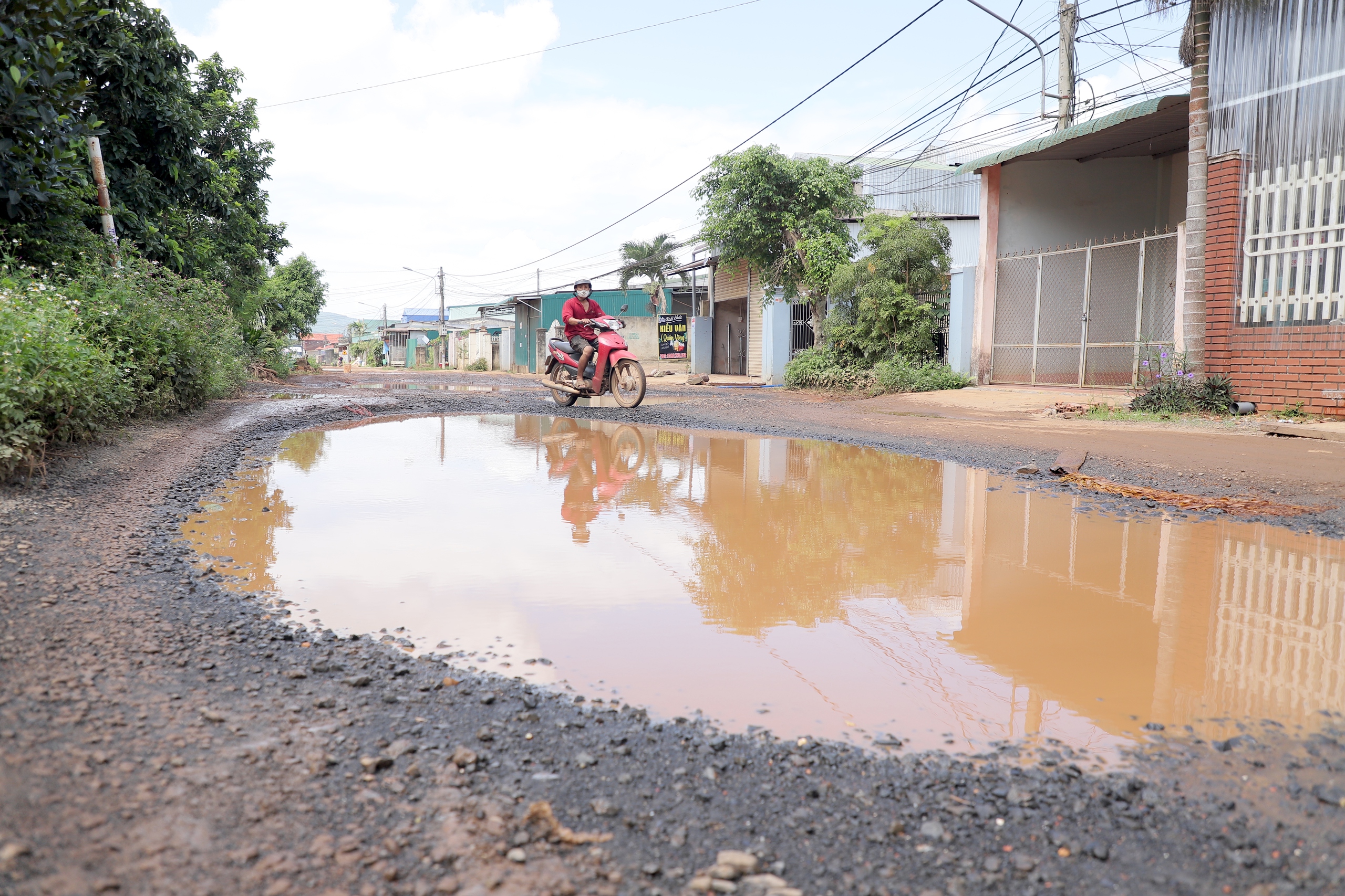 Đắk Lắk: Tuyến đường liên xã xuống cấp nghiêm trọng, người dân liên tục té ngã- Ảnh 12. Đắk Lắk: Tuyến đường liên xã xuống cấp nghiêm trọng, người dân liên tục té ngã- Ảnh 12.