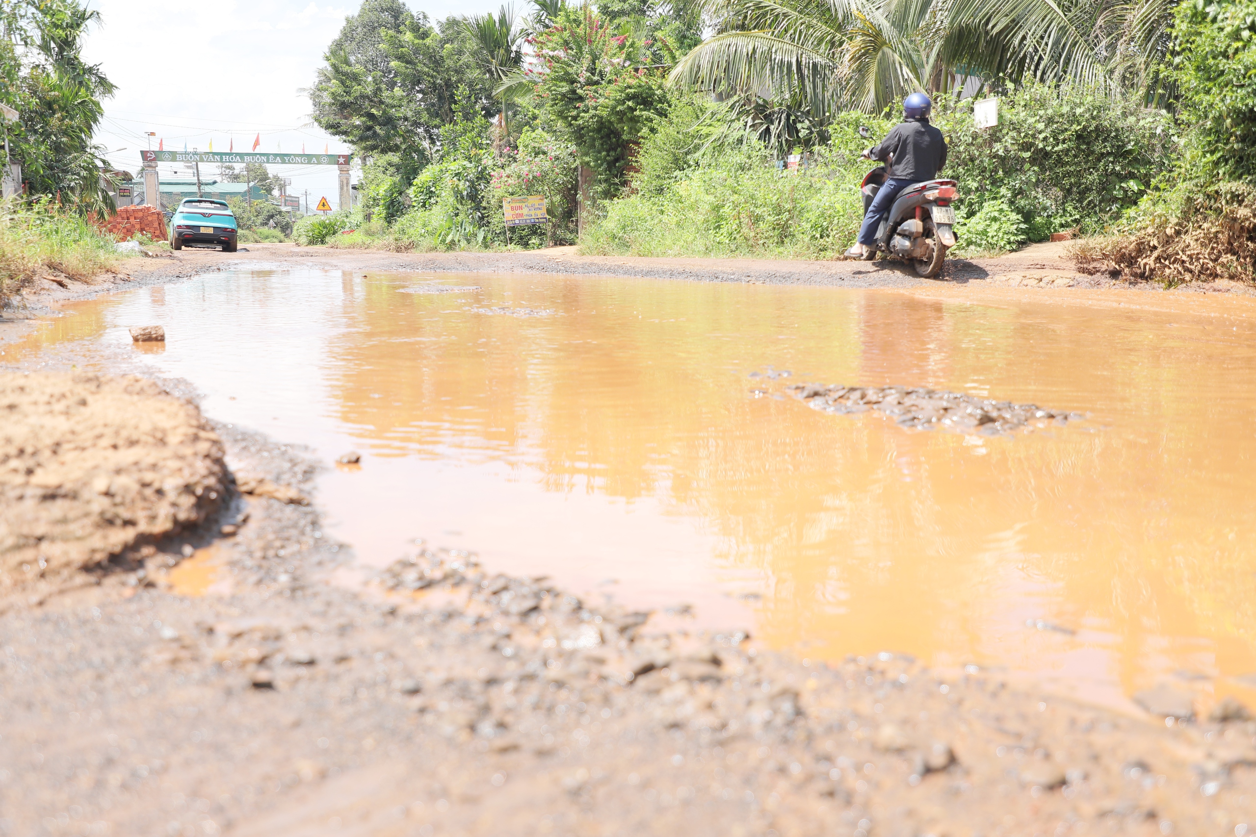 Đắk Lắk: Tuyến đường liên xã xuống cấp nghiêm trọng, người dân liên tục té ngã- Ảnh 2. Đắk Lắk: Tuyến đường liên xã xuống cấp nghiêm trọng, người dân liên tục té ngã- Ảnh 2.
