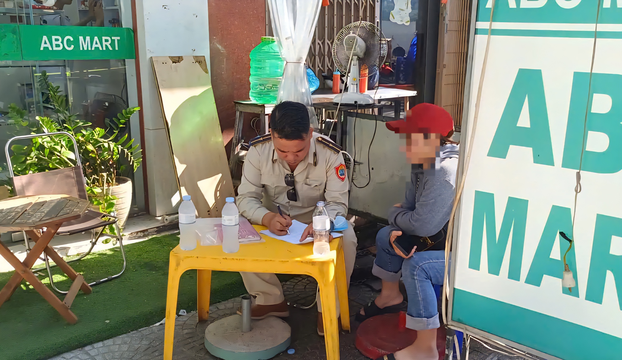 Mời người b&aacute;n xi&ecirc;n nướng bị tố "chặt ch&eacute;m" kh&aacute;ch L&agrave;o ở Đ&agrave; Nẵng l&ecirc;n l&agrave;m việc- Ảnh 1.