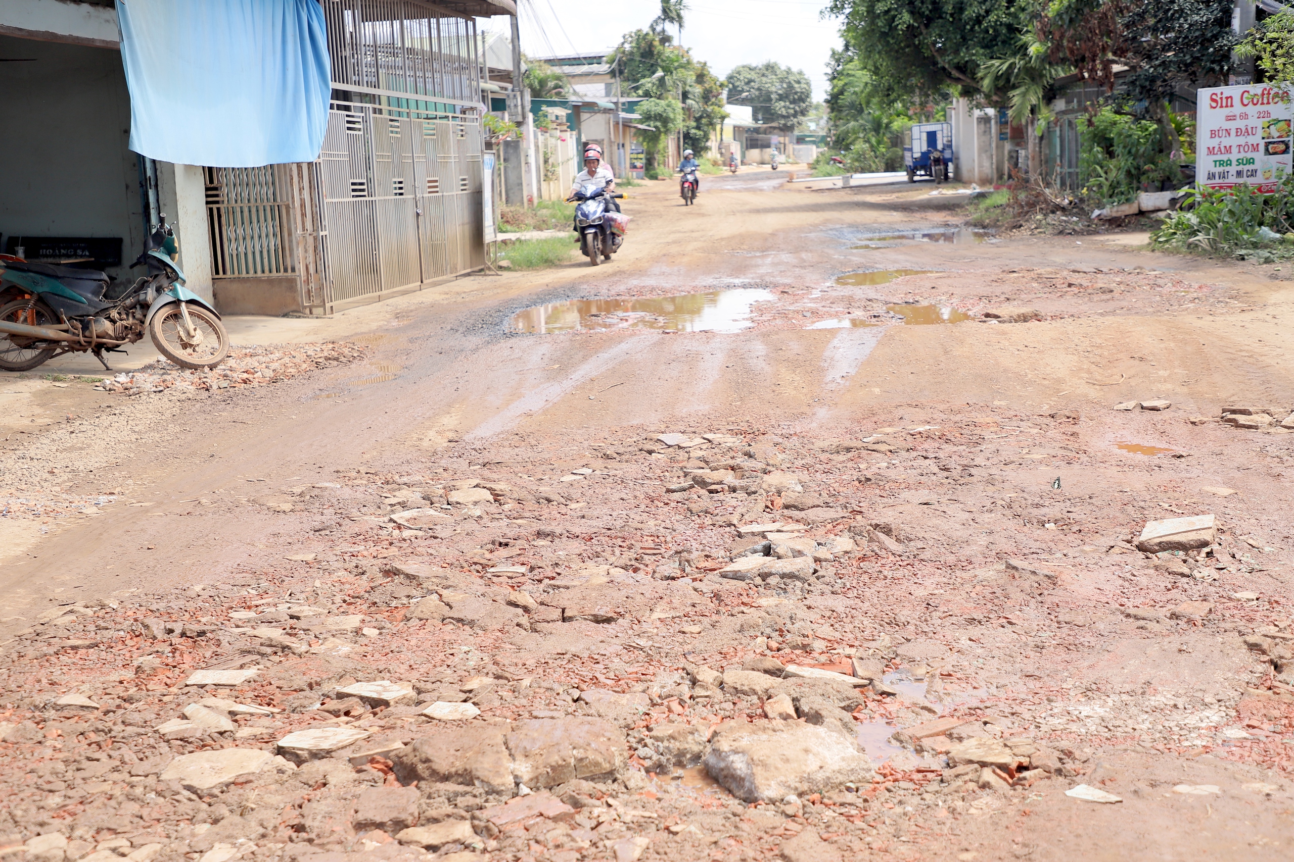 Đắk Lắk: Tuyến đường liên xã xuống cấp nghiêm trọng, người dân liên tục té ngã- Ảnh 9. Đắk Lắk: Tuyến đường liên xã xuống cấp nghiêm trọng, người dân liên tục té ngã- Ảnh 9.