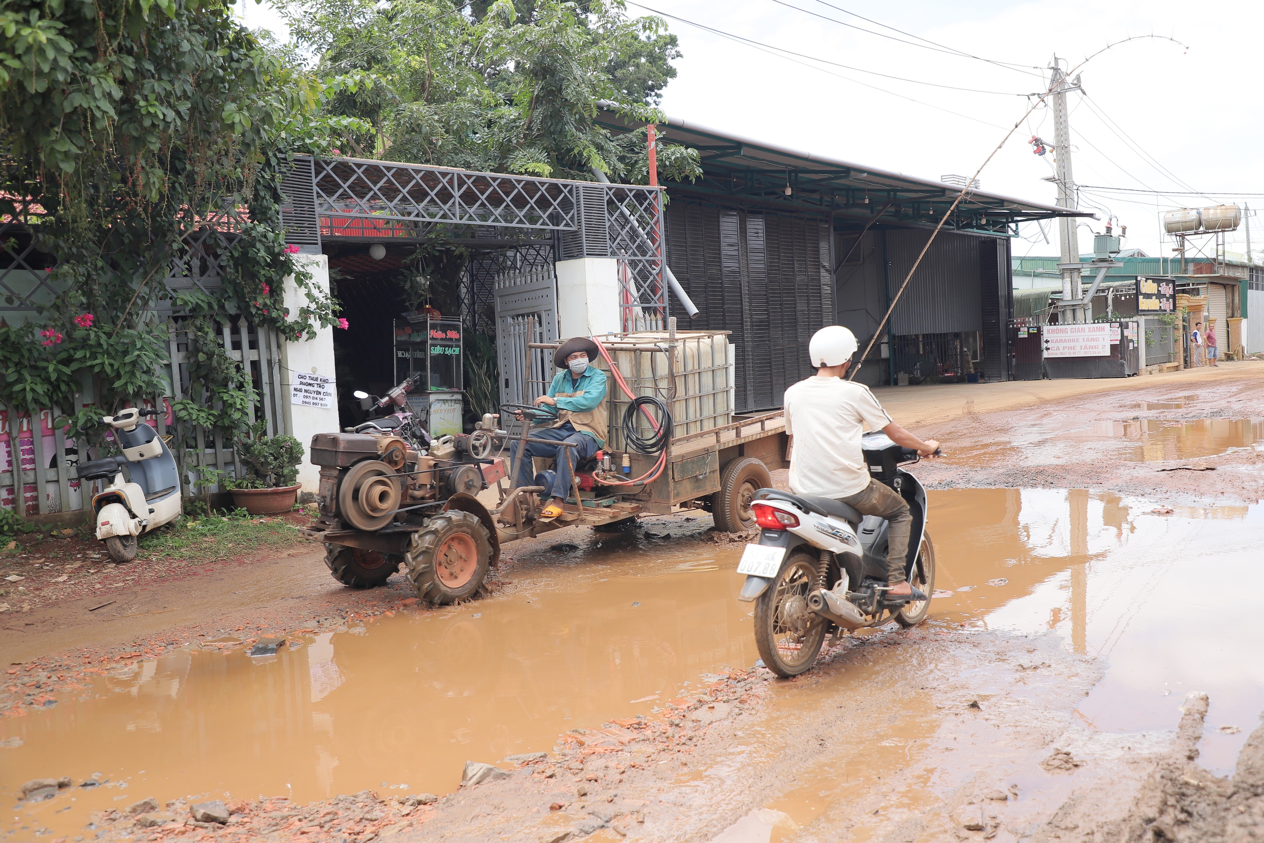 Đắk Lắk: Tuyến đường liên xã xuống cấp nghiêm trọng, người dân liên tục té ngã- Ảnh 3. Đắk Lắk: Tuyến đường liên xã xuống cấp nghiêm trọng, người dân liên tục té ngã- Ảnh 3.