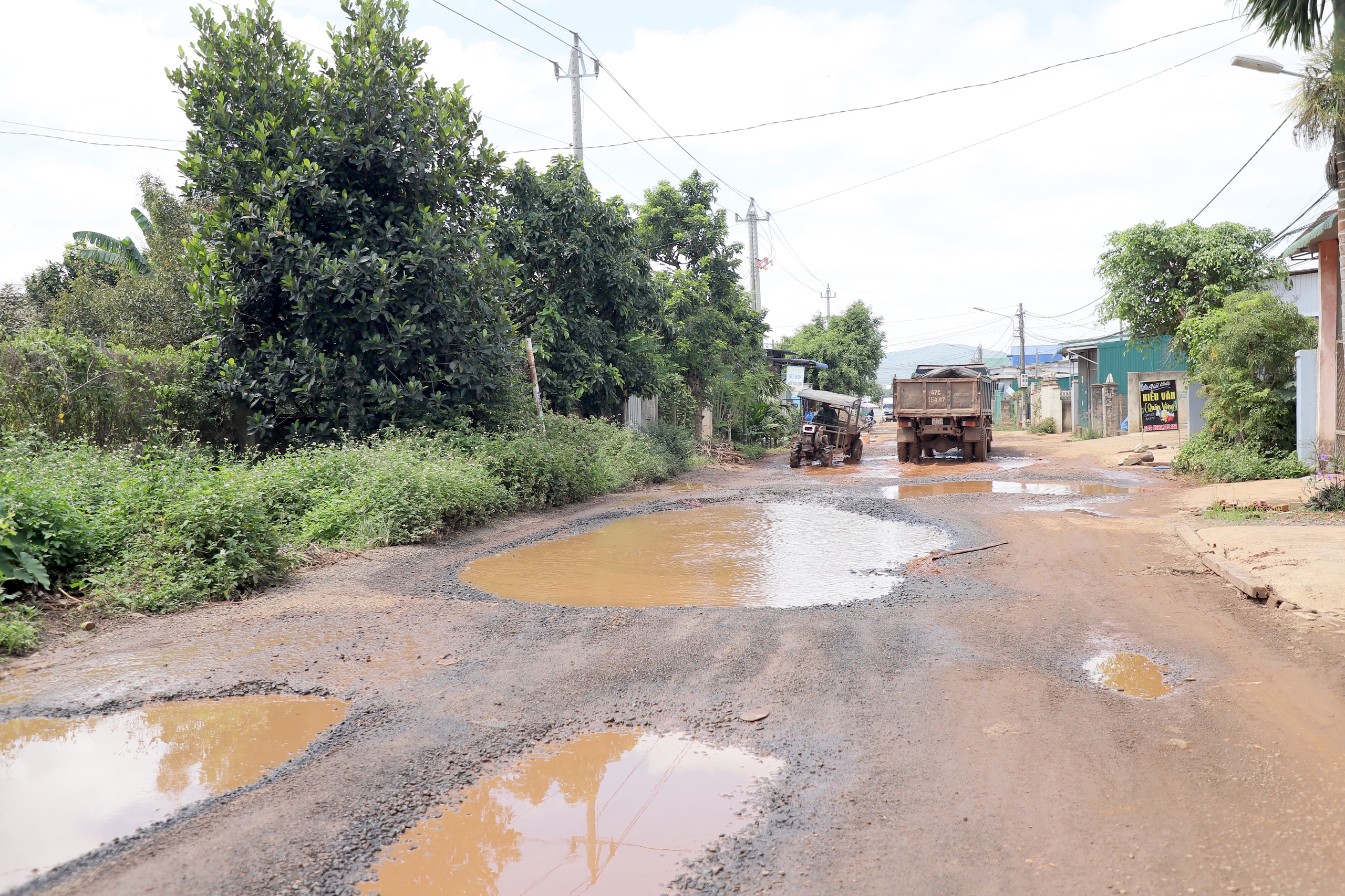 Đắk Lắk: Tuyến đường liên xã xuống cấp nghiêm trọng, người dân liên tục té ngã- Ảnh 13. Đắk Lắk: Tuyến đường liên xã xuống cấp nghiêm trọng, người dân liên tục té ngã- Ảnh 13.