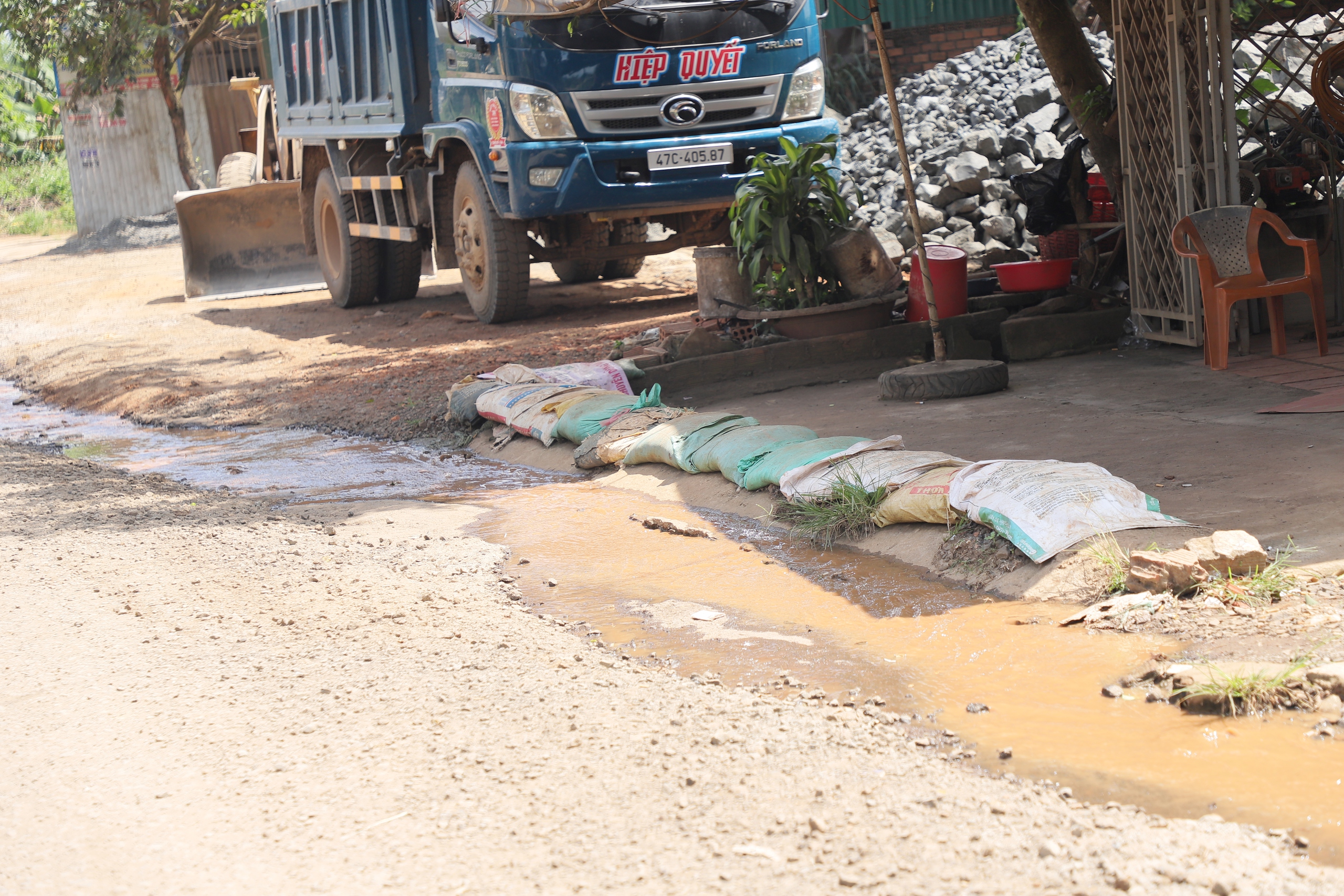 Đắk Lắk: Tuyến đường liên xã xuống cấp nghiêm trọng, người dân liên tục té ngã- Ảnh 10. Đắk Lắk: Tuyến đường liên xã xuống cấp nghiêm trọng, người dân liên tục té ngã- Ảnh 10.