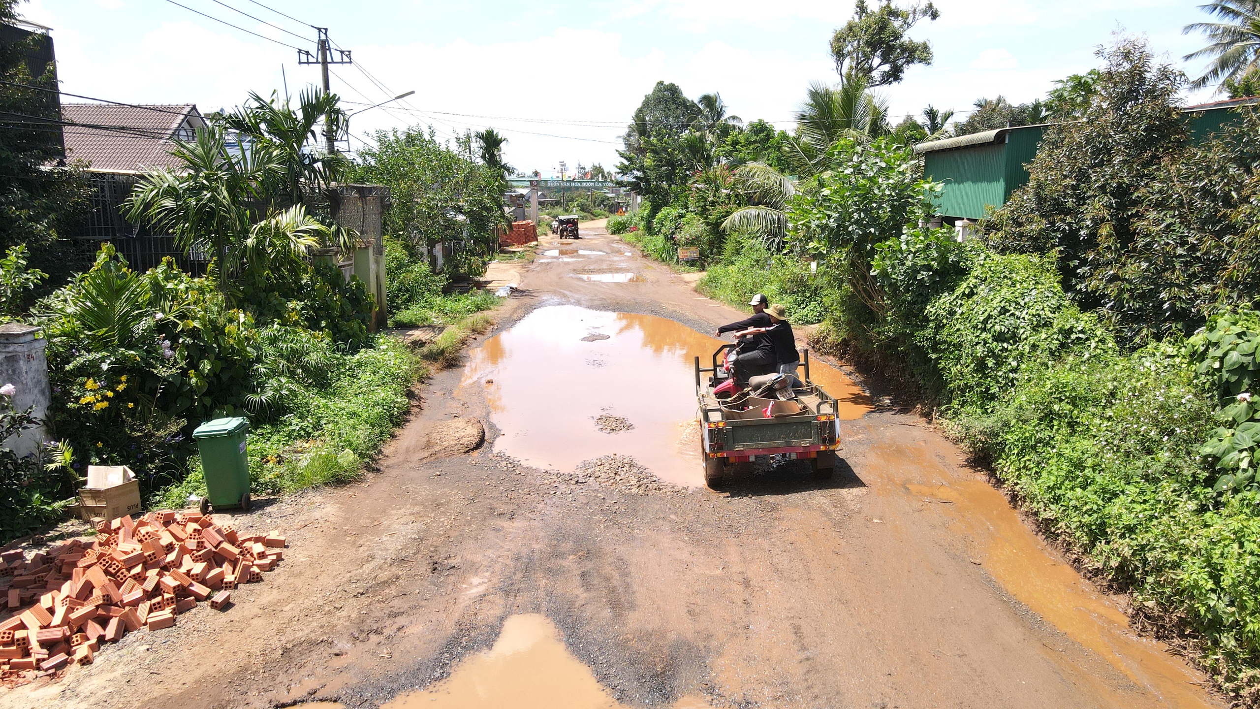 Đắk Lắk: Tuyến đường liên xã xuống cấp nghiêm trọng, người dân liên tục té ngã- Ảnh 1. Đắk Lắk: Tuyến đường liên xã xuống cấp nghiêm trọng, người dân liên tục té ngã- Ảnh 1.