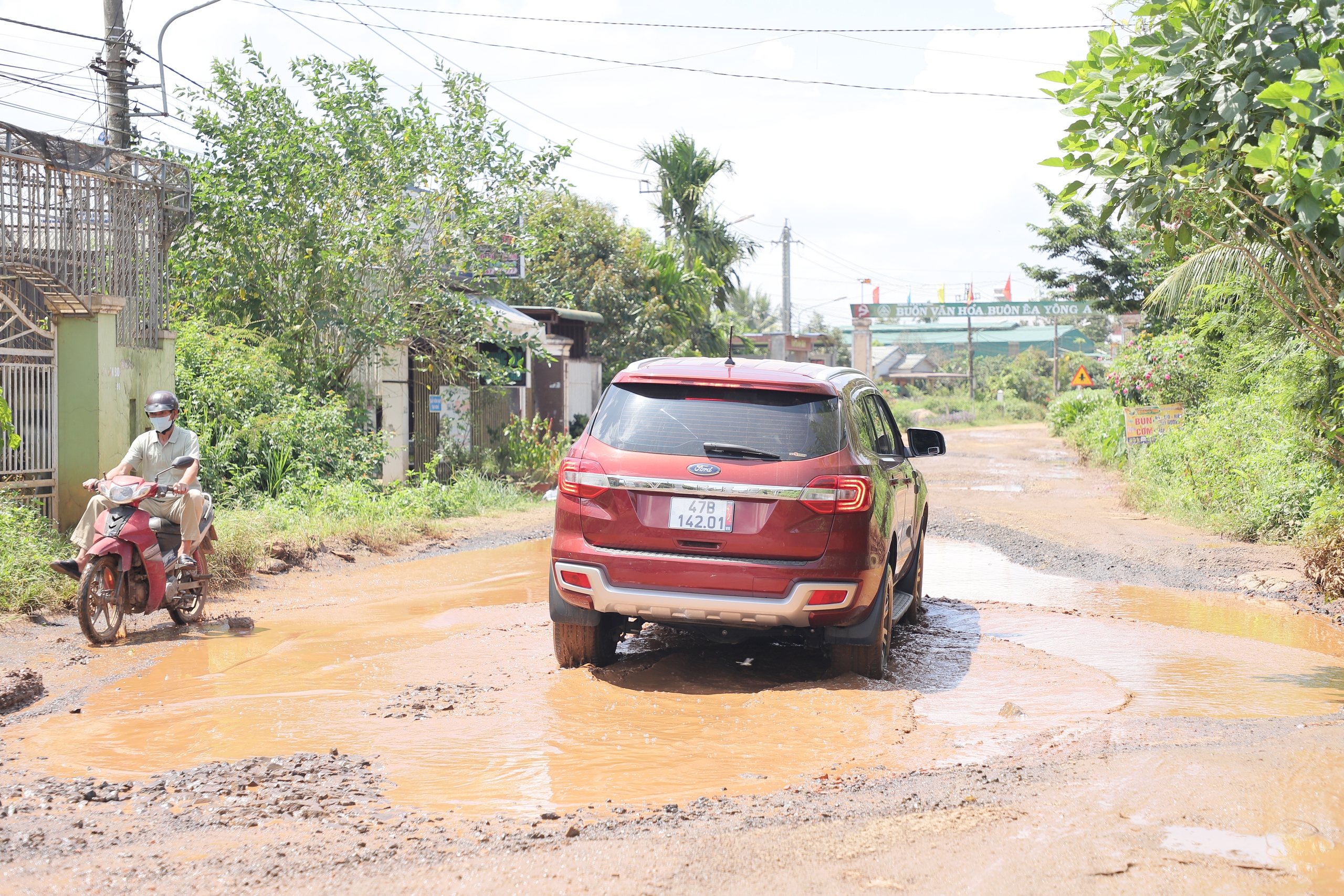 Đắk Lắk: Tuyến đường liên xã xuống cấp nghiêm trọng, người dân liên tục té ngã- Ảnh 11. Đắk Lắk: Tuyến đường liên xã xuống cấp nghiêm trọng, người dân liên tục té ngã- Ảnh 11.