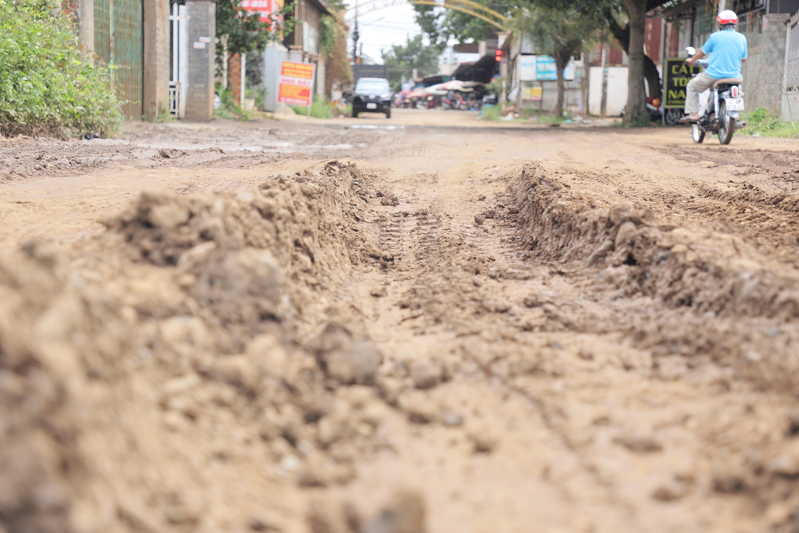 Đắk Lắk: Tuyến đường liên xã xuống cấp nghiêm trọng, người dân liên tục té ngã- Ảnh 5. Đắk Lắk: Tuyến đường liên xã xuống cấp nghiêm trọng, người dân liên tục té ngã- Ảnh 5.