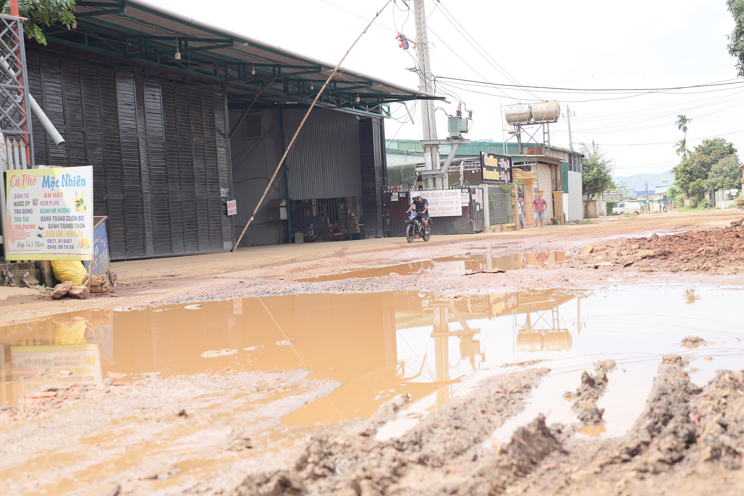 Đắk Lắk: Tuyến đường liên xã xuống cấp nghiêm trọng, người dân liên tục té ngã- Ảnh 6. Đắk Lắk: Tuyến đường liên xã xuống cấp nghiêm trọng, người dân liên tục té ngã- Ảnh 6.