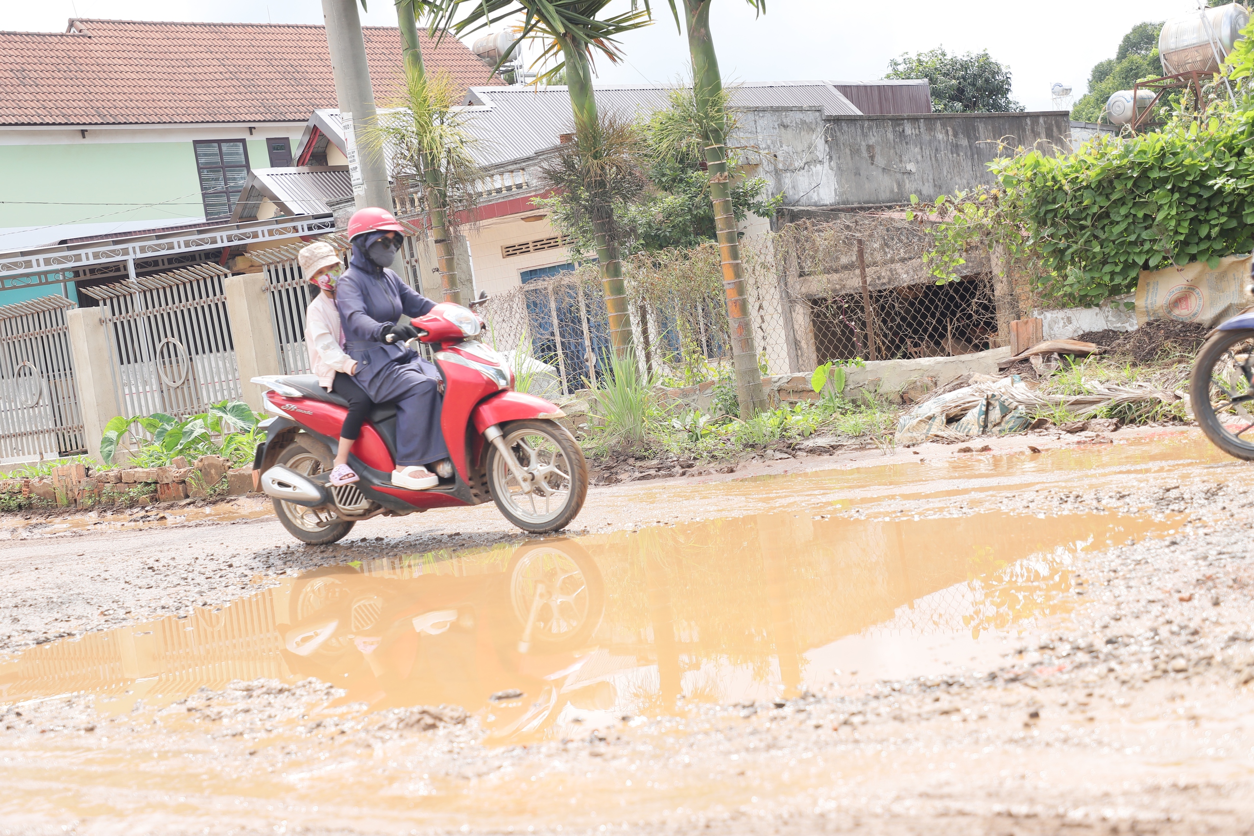 Đắk Lắk: Tuyến đường liên xã xuống cấp nghiêm trọng, người dân liên tục té ngã- Ảnh 7. Đắk Lắk: Tuyến đường liên xã xuống cấp nghiêm trọng, người dân liên tục té ngã- Ảnh 7.