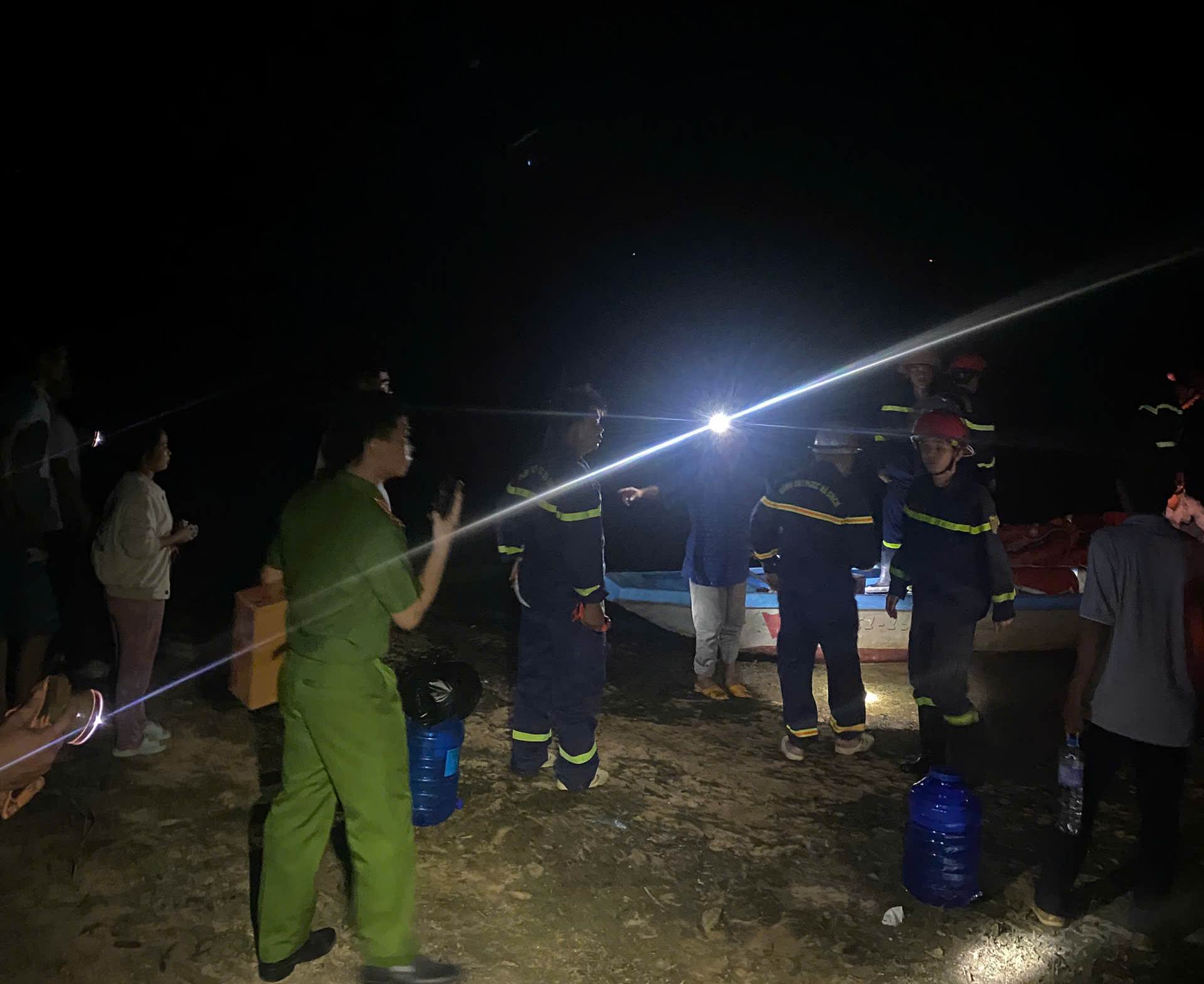 Đắk Lắk: Hơn 100 người xuy&ecirc;n đ&ecirc;m t&igrave;m người đ&agrave;n &ocirc;ng nghi bị đuối nước- Ảnh 2.