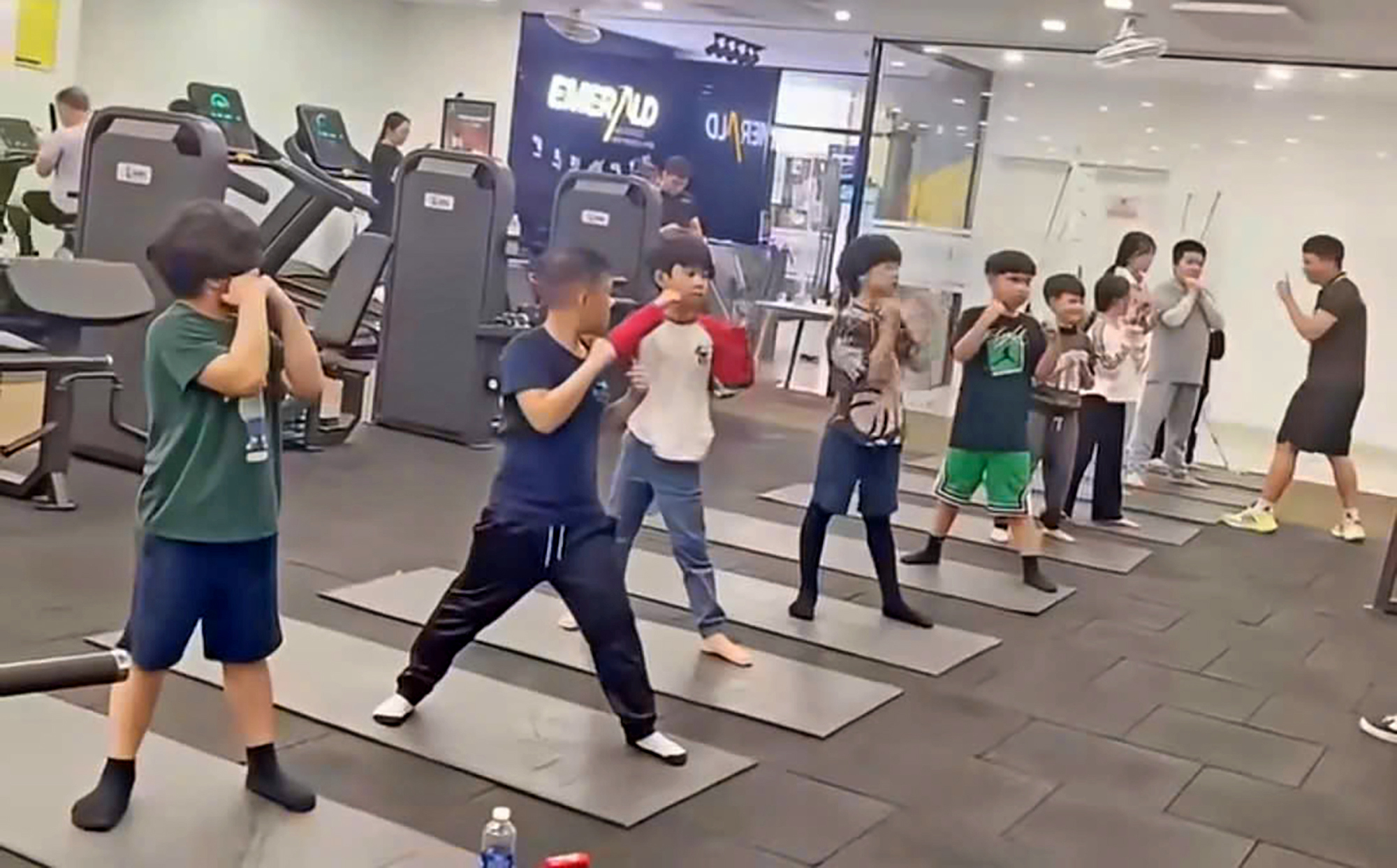 Cẩn trọng thổi phồng c&ocirc;ng dụng tập gym cho trẻ- Ảnh 1.