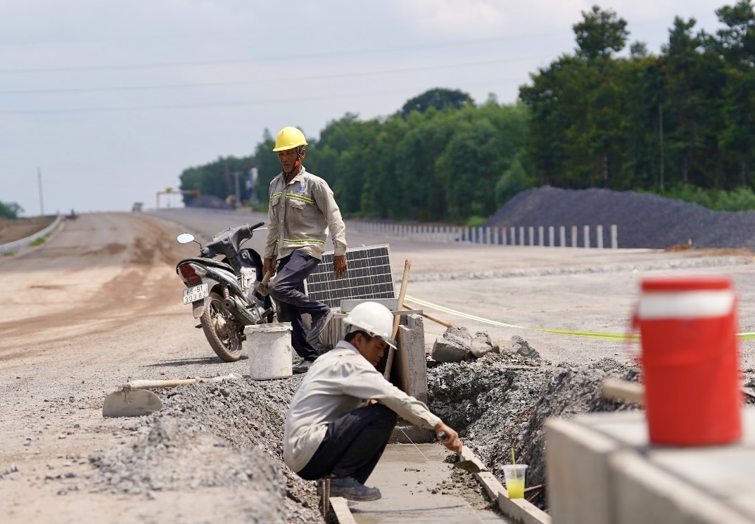 Bị nhắc nhở liên tục, nhà thầu cao tốc qua Đồng Nai nói gì về chậm tiến độ?- Ảnh 4. Bị nhắc nhở liên tục, nhà thầu cao tốc qua Đồng Nai nói gì về chậm tiến độ?- Ảnh 4.