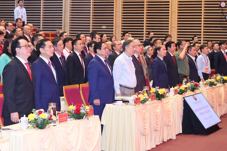 Thủ tướng: "Mỗi c&aacute;n bộ ngoại giao phải l&agrave; một chiến sĩ ti&ecirc;n phong tr&ecirc;n mặt trận đối ngoại"- Ảnh 1.