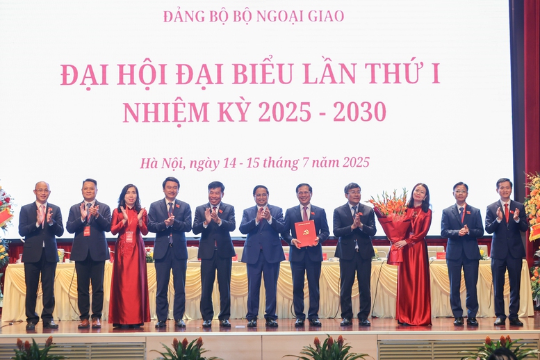 Thủ tướng: "Mỗi c&aacute;n bộ ngoại giao phải l&agrave; một chiến sĩ ti&ecirc;n phong tr&ecirc;n mặt trận đối ngoại"- Ảnh 4.