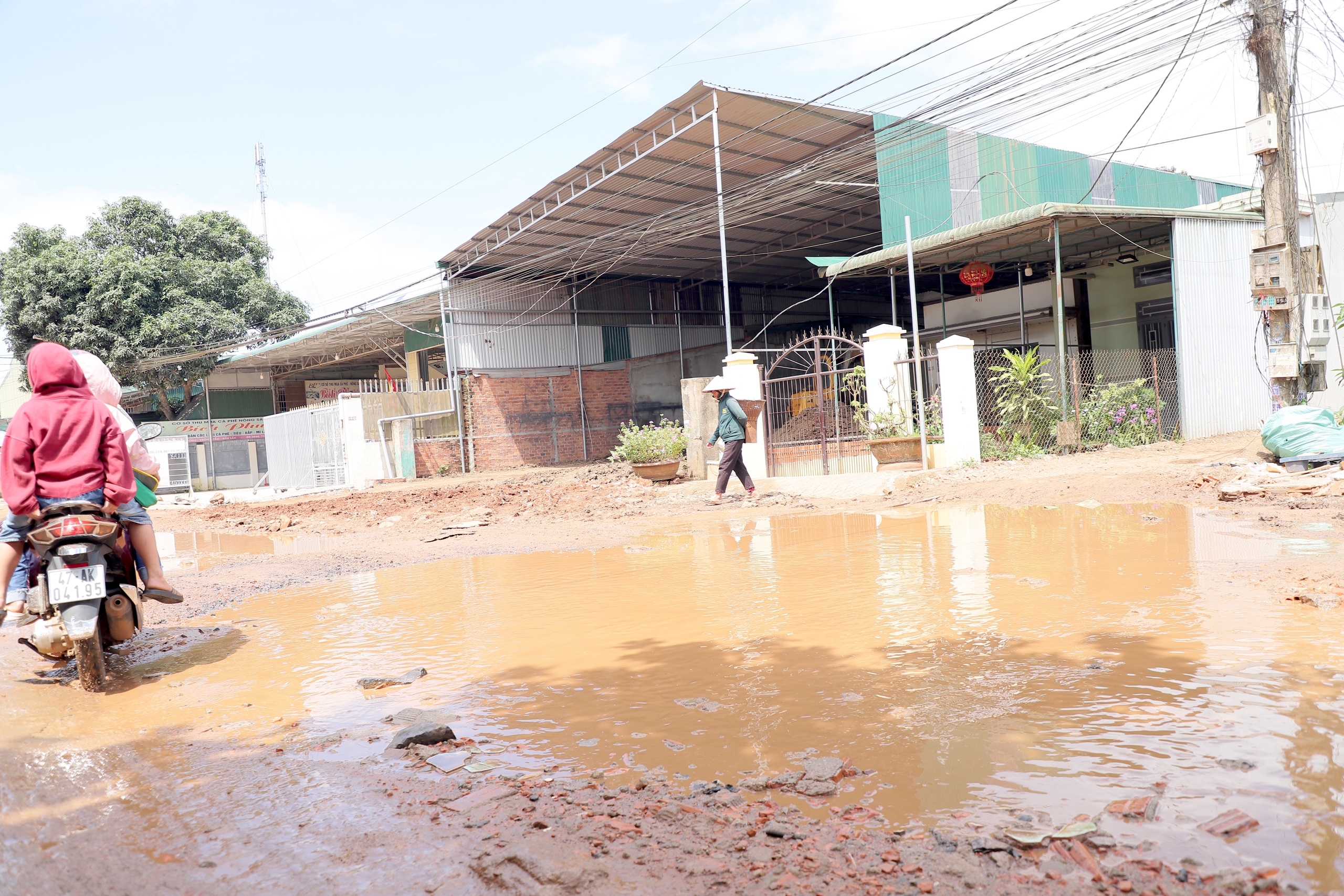 Đắk Lắk: Tuyến đường liên xã xuống cấp nghiêm trọng, người dân liên tục té ngã- Ảnh 8. Đắk Lắk: Tuyến đường liên xã xuống cấp nghiêm trọng, người dân liên tục té ngã- Ảnh 8.