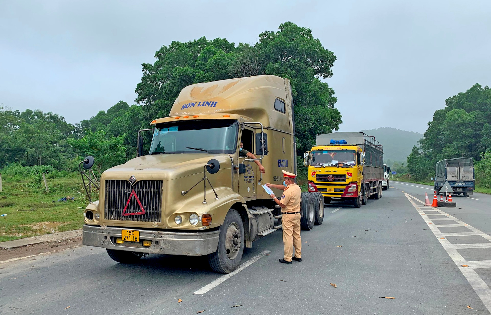 C&oacute; n&ecirc;n bỏ ph&ugrave; hiệu xe kinh doanh vận tải?- Ảnh 1.