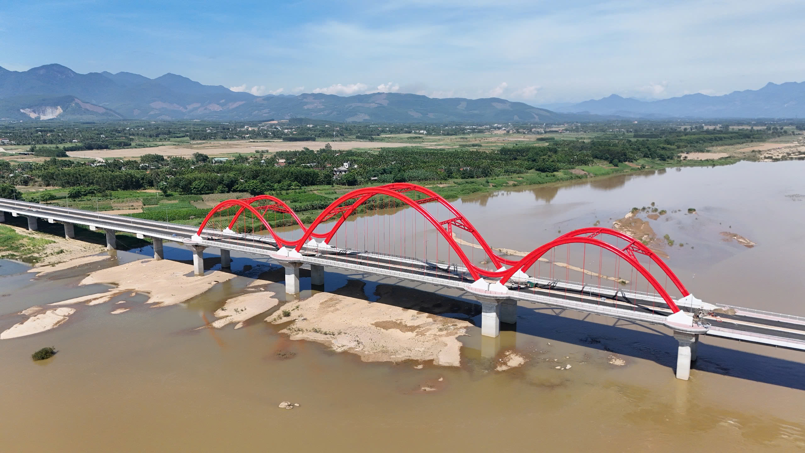 Quảng Ng&atilde;i tăng tốc đưa c&aacute;c dự &aacute;n trọng điểm về đ&iacute;ch, đẩy mạnh đầu tư hạ tầng miền n&uacute;i- Ảnh 1.