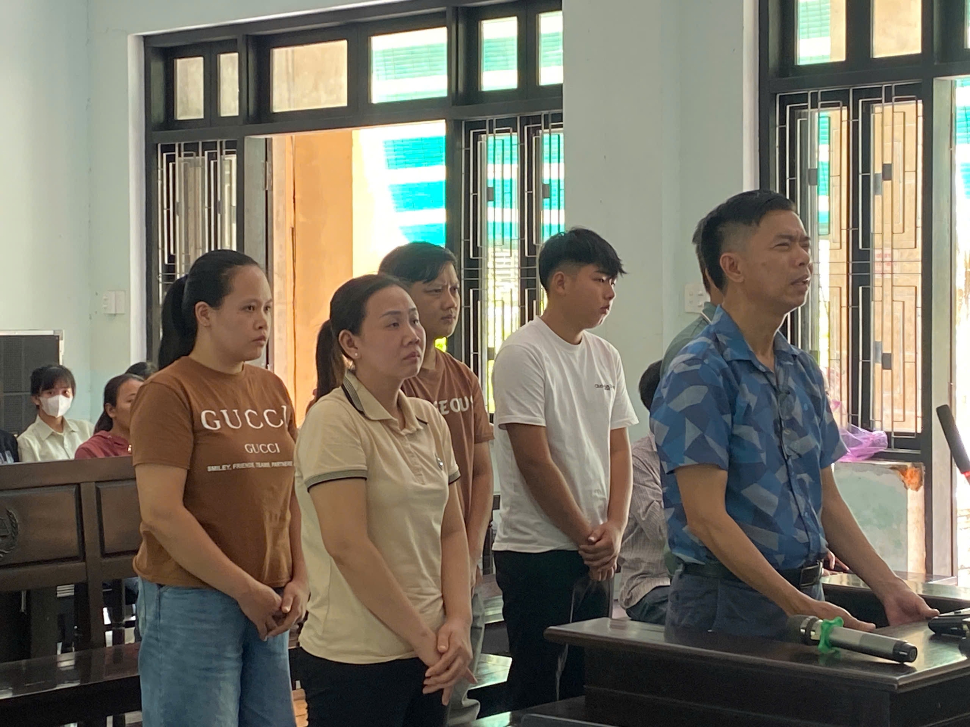 Huế: L&agrave;m giả k&iacute;nh &ocirc; t&ocirc;, 6 bị c&aacute;o lĩnh &aacute;n hơn 28 năm t&ugrave;- Ảnh 1.