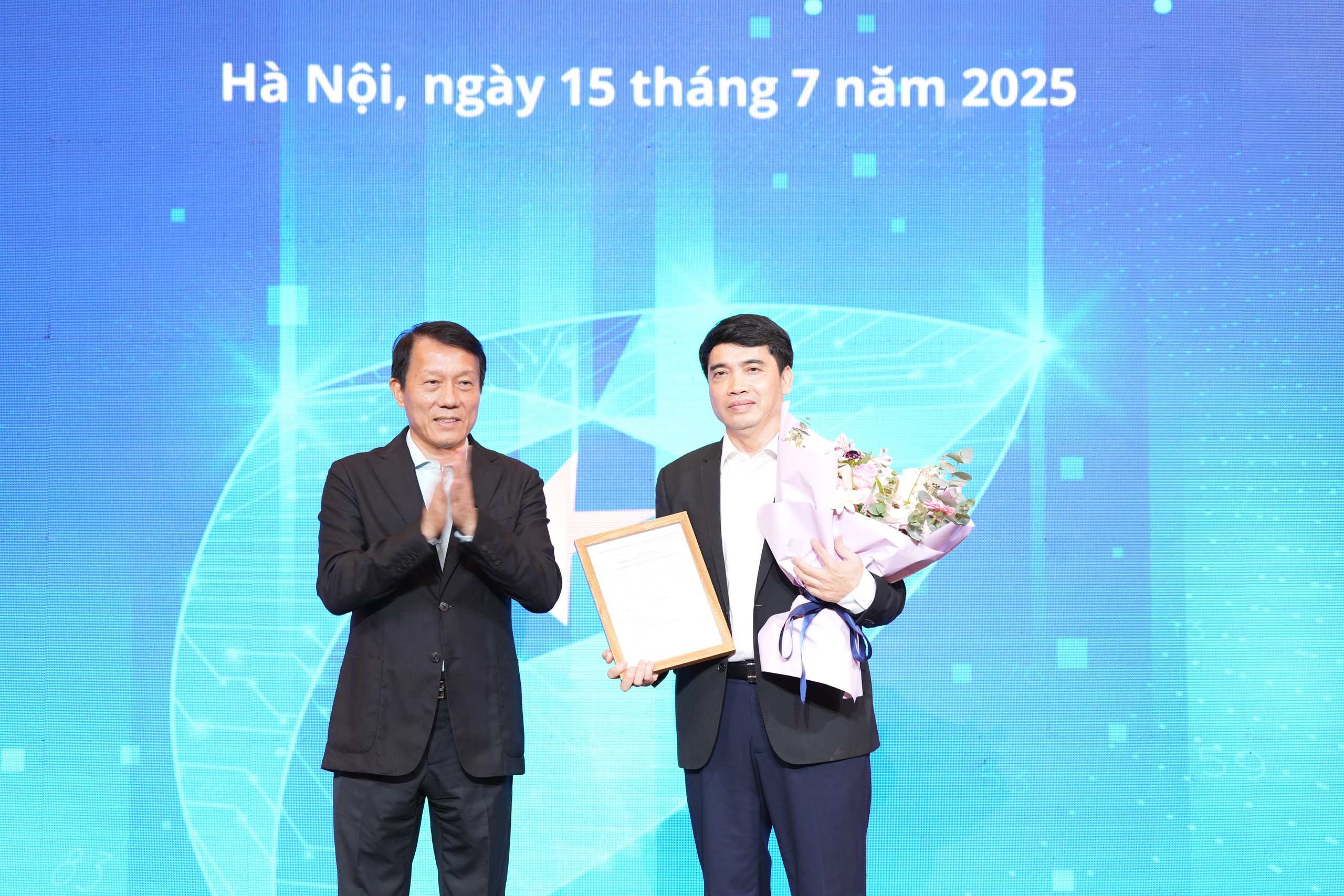 Đại tướng Lương Tam Quang - Bộ trưởng Bộ C&ocirc;ng an - Chủ tịch Hiệp hội An ninh mạng quốc gia trao giấy ph&eacute;p th&agrave;nh lập tạp ch&iacute; An ninh mạng Việt Nam v&agrave; tặng hoa cho &ocirc;ng Nguyễn Tất Hồng Dương - Tổng bi&ecirc;n tập tạp ch&iacute;.